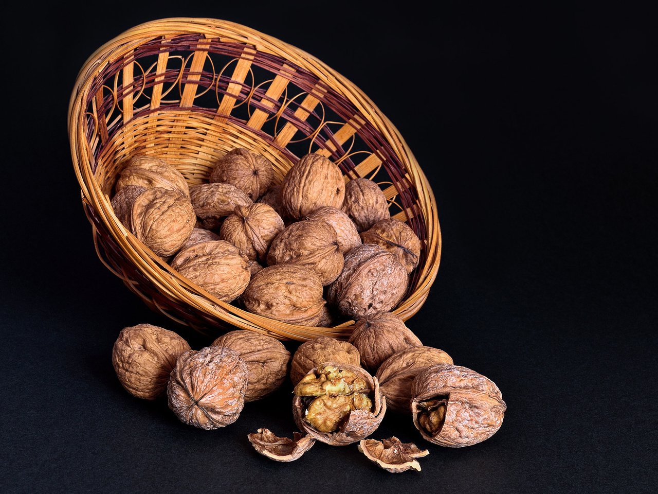 Обои орехи, ядро, черный фон, корзинка, скорлупа, грецкие орехи, nuts, -, black background, basket, shell, walnuts разрешение 2048x1347 Загрузить