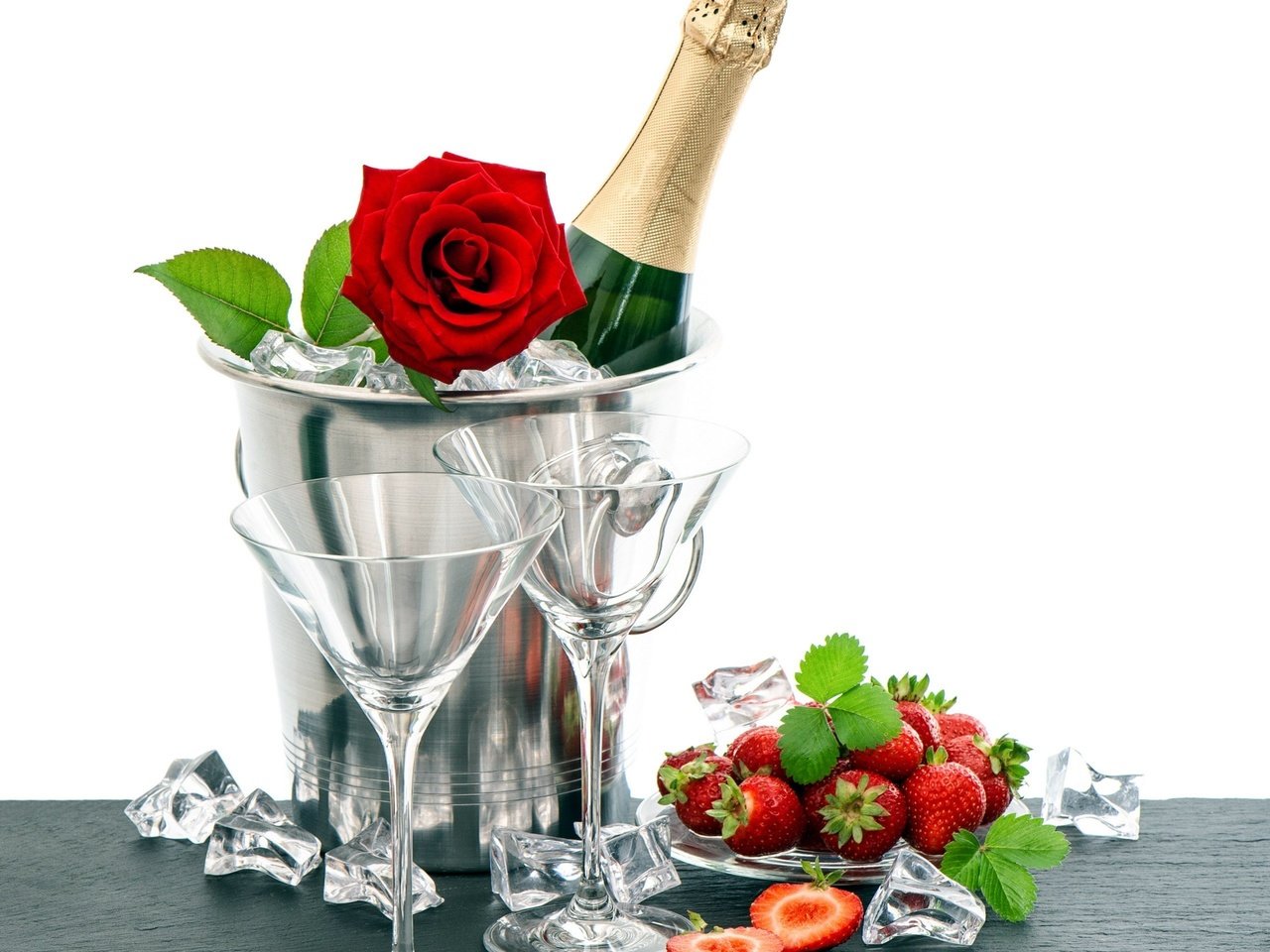 Обои роза, клубника, романтика, бокалы, шампанское, rose, strawberry, romance, glasses, champagne разрешение 2560x2400 Загрузить