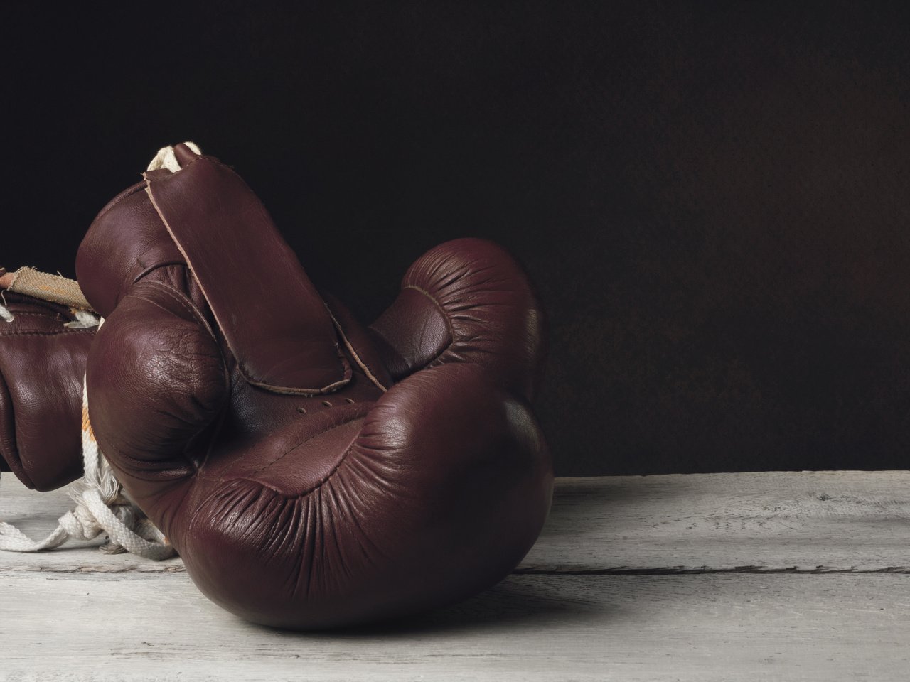 Обои кожа, бокс, перчатки, ветхий, leather, boxing, gloves, old разрешение 3607x2404 Загрузить