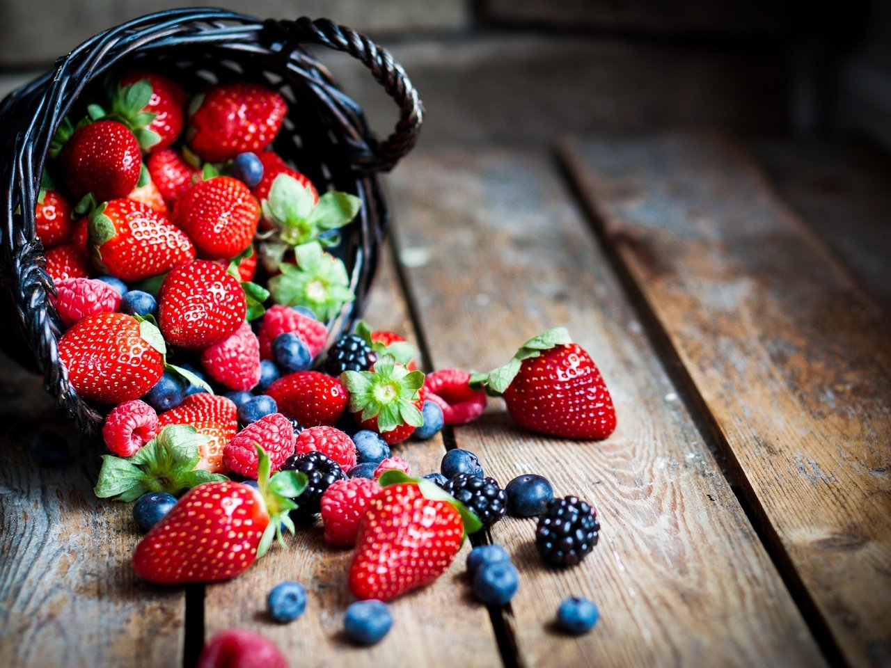 Обои макро, клубника, ягоды, черника, корзинка, ежевика, лукошко, macro, strawberry, berries, blueberries, basket, blackberry разрешение 4912x3264 Загрузить