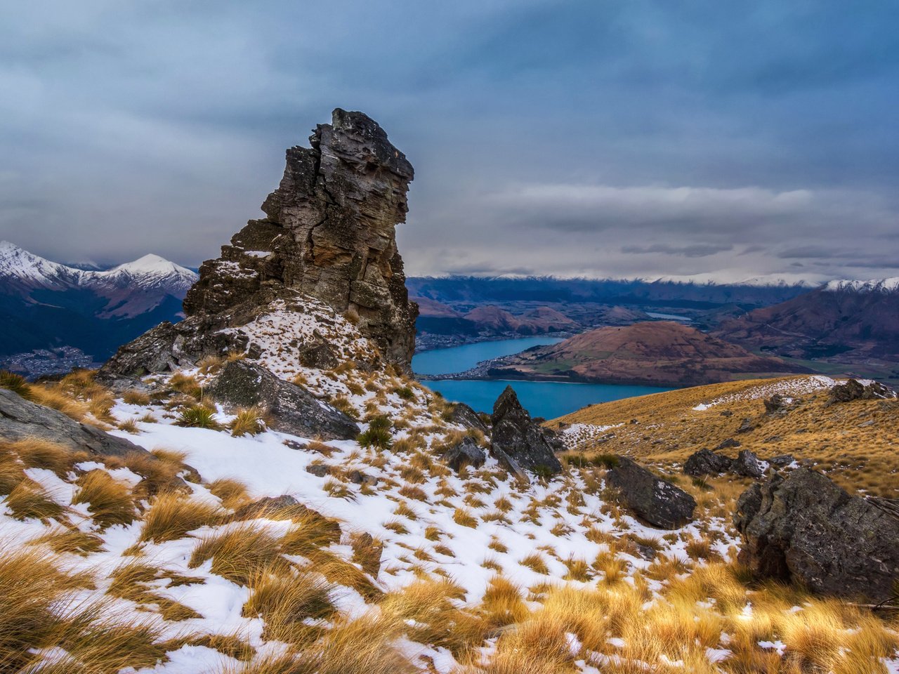 Обои небо, озеро, горы, снег, тучи, скала, the sky, lake, mountains, snow, clouds, rock разрешение 1920x1080 Загрузить