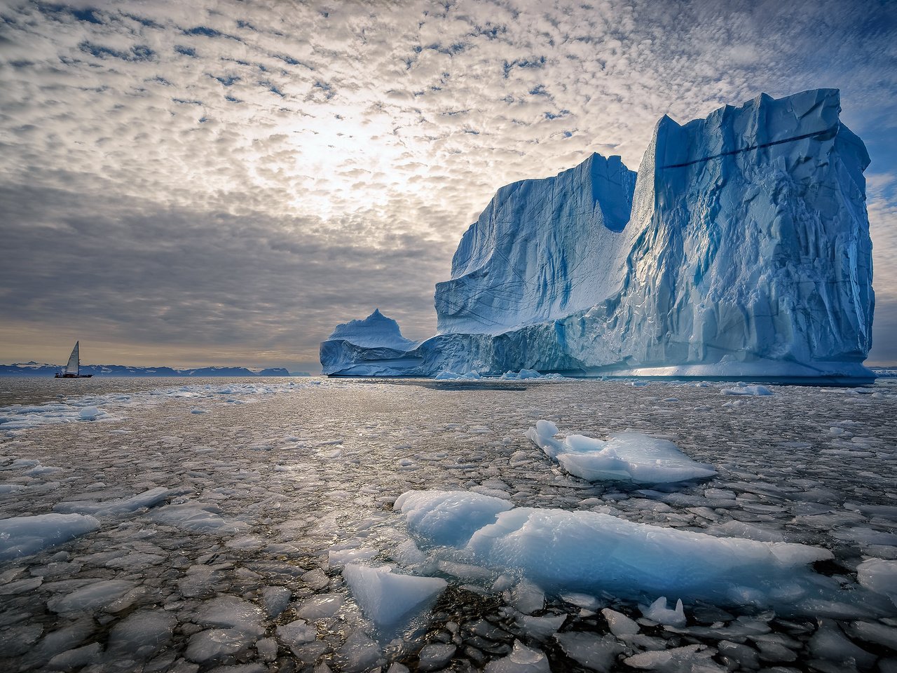 Обои облака, море, парусник, лёд, айсберг, льдина, clouds, sea, sailboat, ice, iceberg, floe разрешение 2048x1318 Загрузить