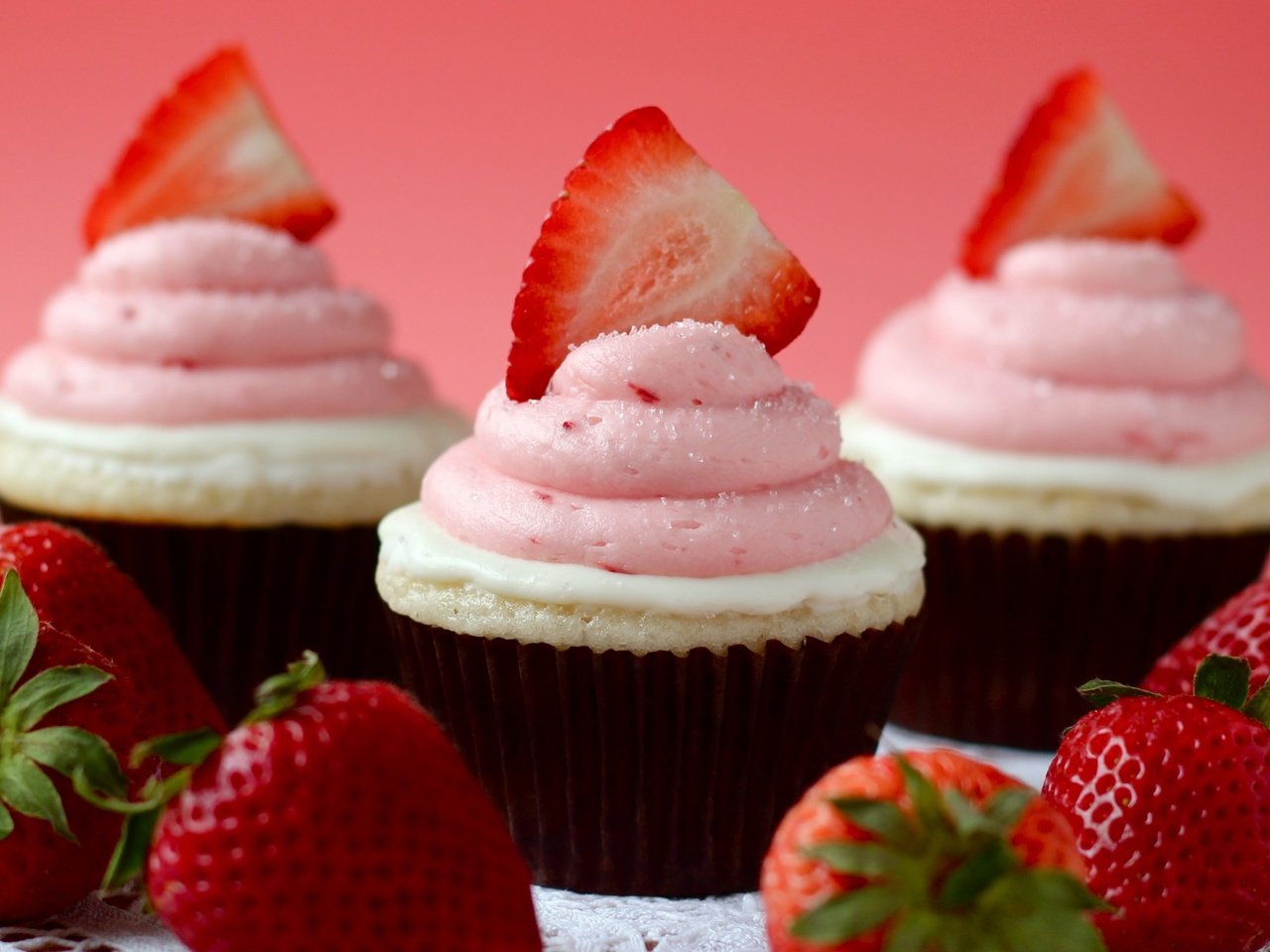 Обои клубника, ягоды, кексы, крем, капкейки, strawberry, berries, cupcakes, cream разрешение 5120x2850 Загрузить