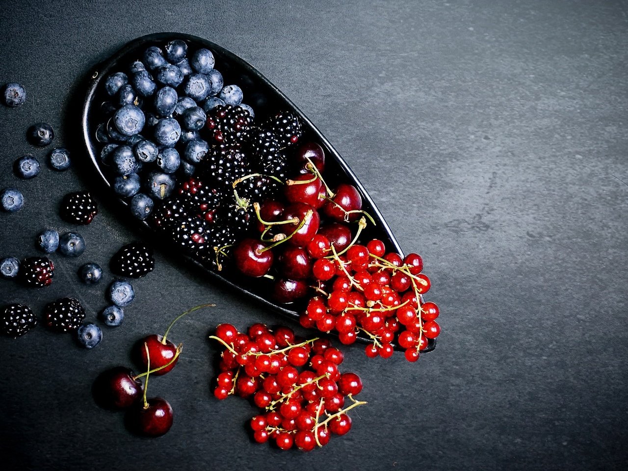 Обои ягоды, вишня, черника, ежевика, смородина, berries, cherry, blueberries, blackberry, currants разрешение 2048x1381 Загрузить