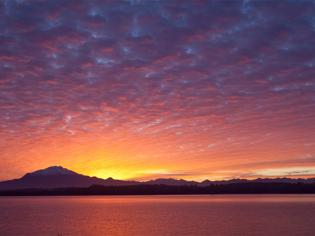 Обои небо, пуэрто-варас, облака, puerto varras, вечер, озеро, горы, берег, закат, чили, the sky, puerto varas, clouds, the evening, lake, mountains, shore, sunset, chile разрешение 3838x1619 Загрузить