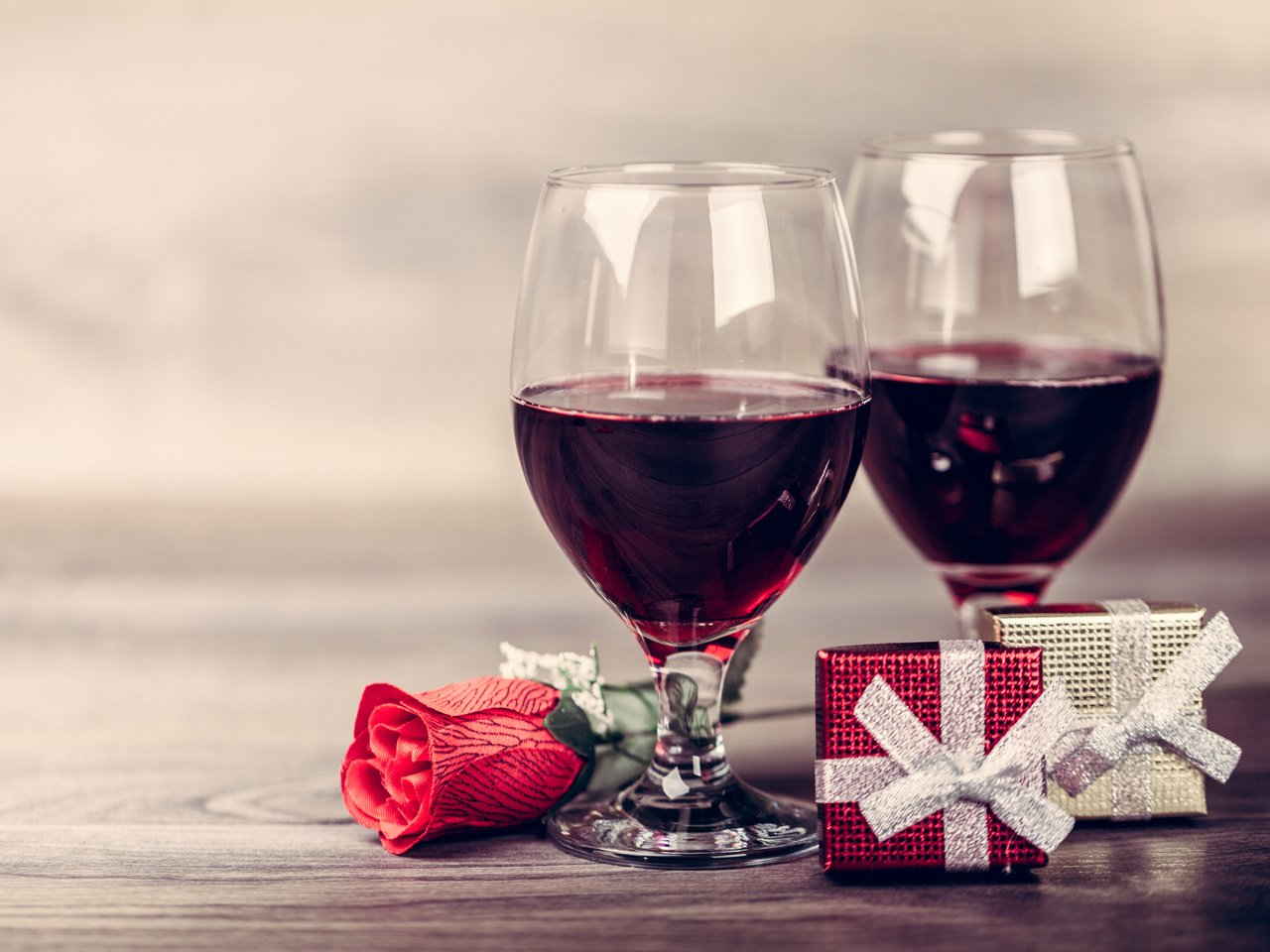 Обои вино, бокалы, подарок, красная роза, валентинов день, wine, glasses, gift, red rose, valentine's day разрешение 7020x4680 Загрузить
