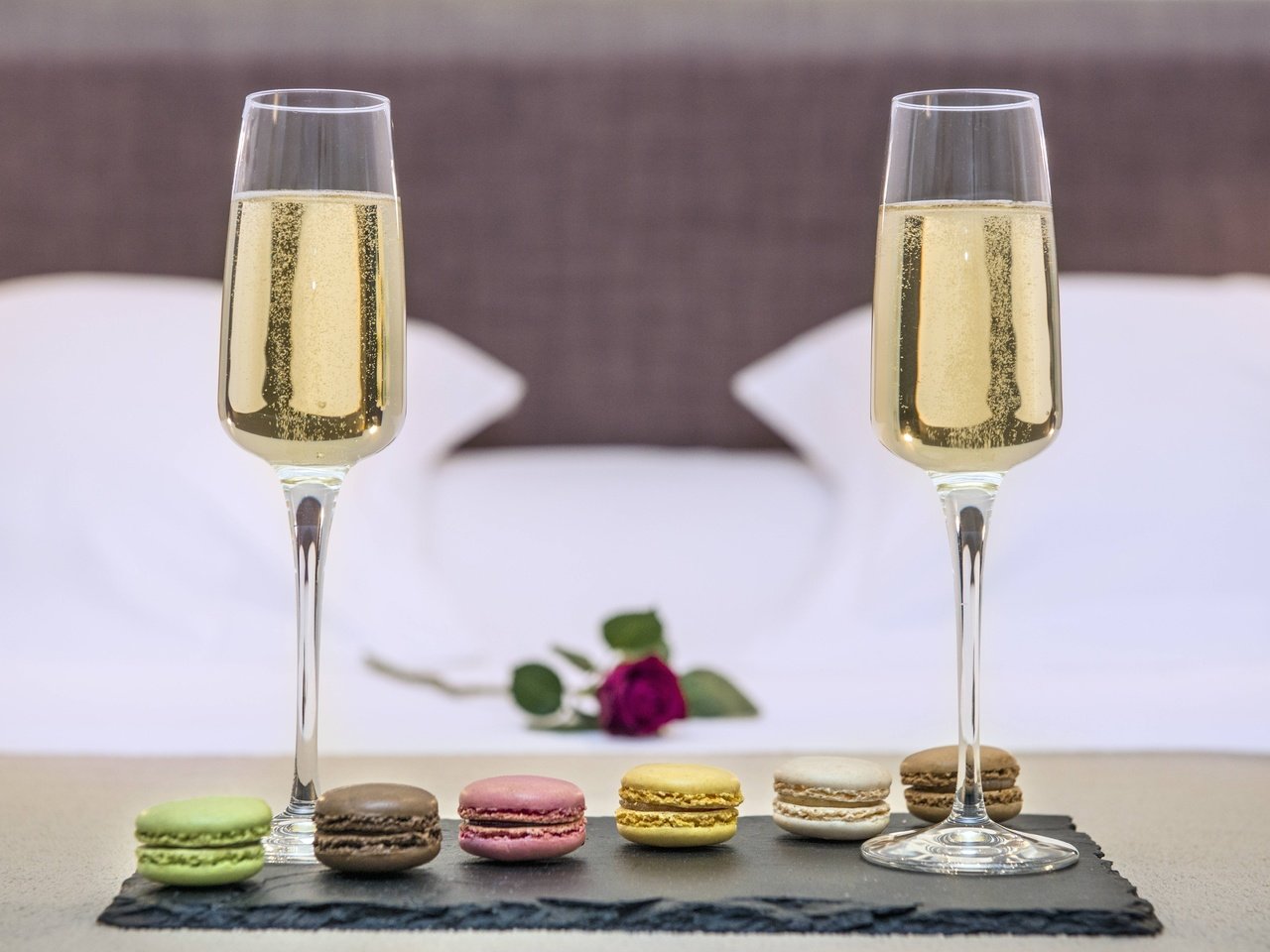 Обои вино, бокалы, шампанское, печенье, макаруны, wine, glasses, champagne, cookies, macaroon разрешение 7360x4848 Загрузить