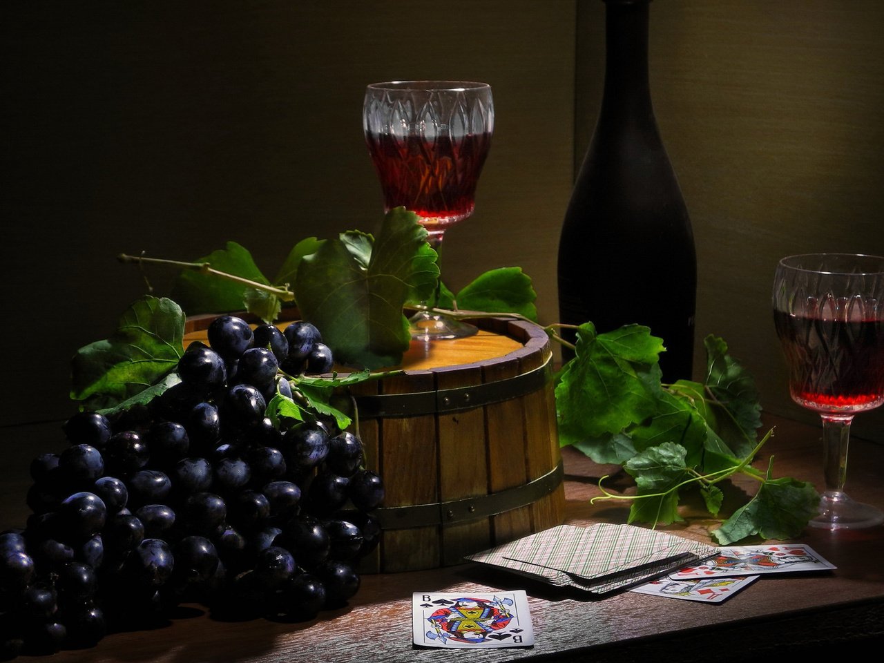 Обои натюрморт, стиль, виноград, карты, дом, вино, бутылка, бокалы, гроздь, still life, style, grapes, card, house, wine, bottle, glasses, bunch разрешение 2112x1188 Загрузить