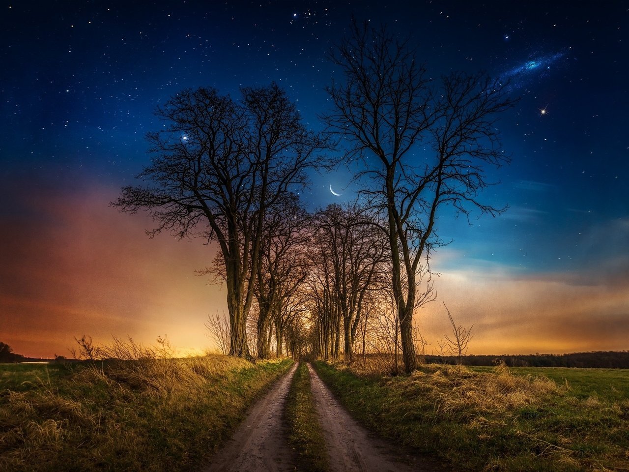 Обои дорога, трава, ночь, деревья, звезды, луна, road, grass, night, trees, stars, the moon разрешение 2048x1346 Загрузить