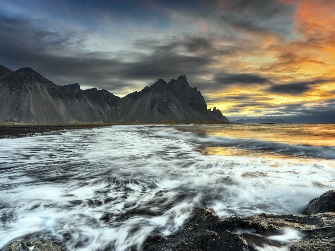 Обои берег, закат, море, скала, исландия, vestrahorn mountain, shore, sunset, sea, rock, iceland разрешение 2000x1300 Загрузить