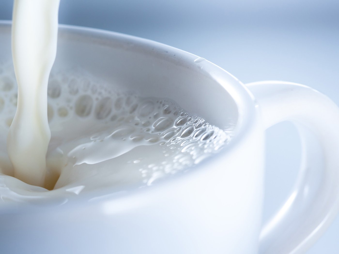 Обои кружка, чашка, молоко, крупным планом, молока, mug, cup, milk, closeup разрешение 2560x1600 Загрузить