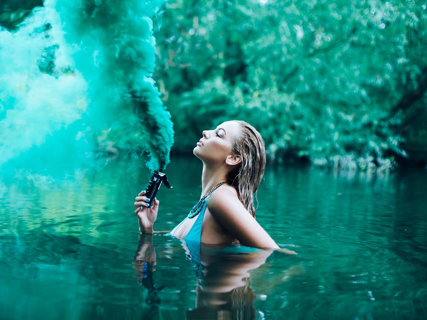 Обои вода, река, девушка, дым, water, river, girl, smoke разрешение 2048x1365 Загрузить