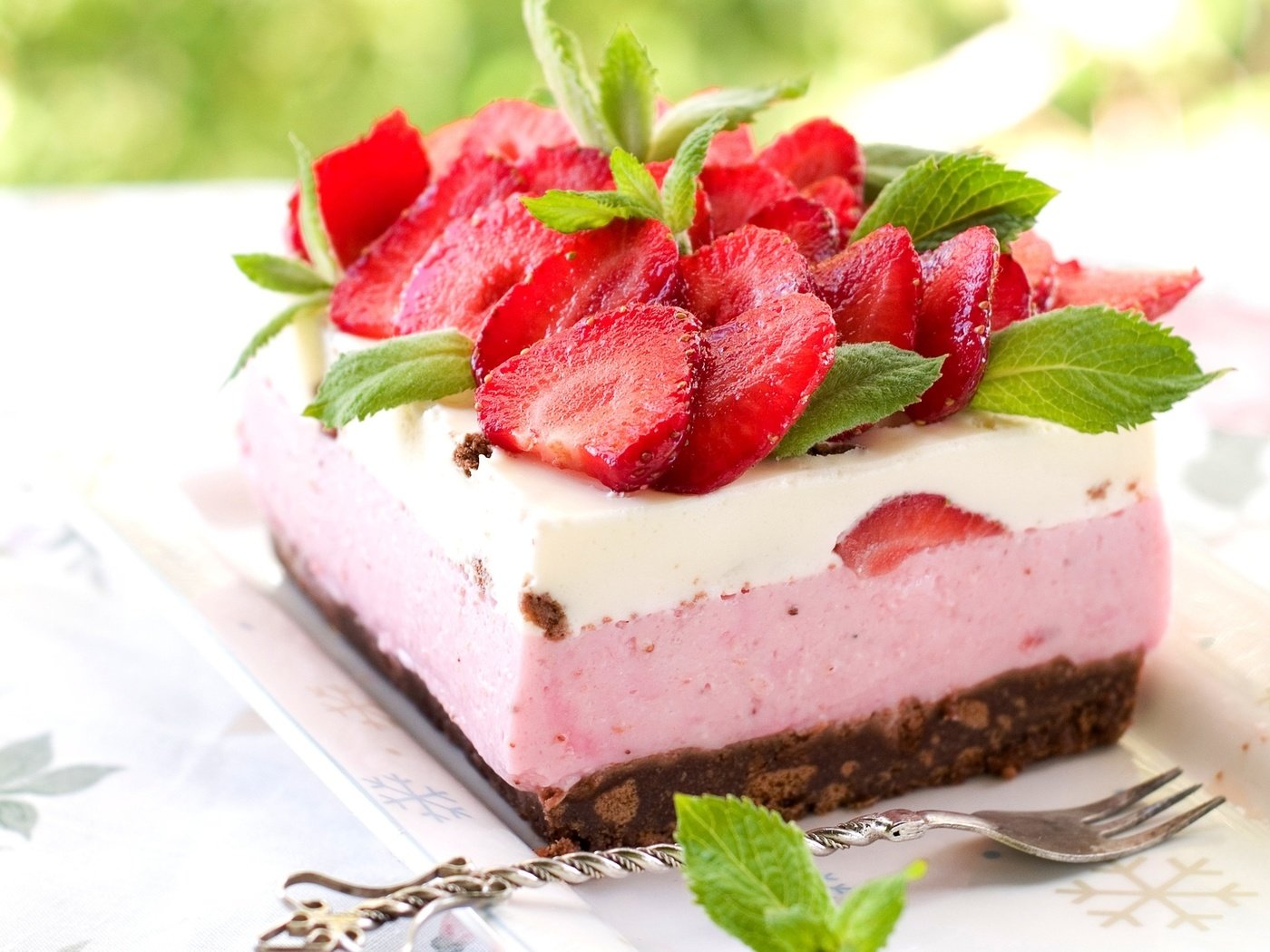 Обои мята, клубника, ягоды, тарелка, торт, пирожное, чизкейк, mint, strawberry, berries, plate, cake, cheesecake разрешение 2560x1600 Загрузить