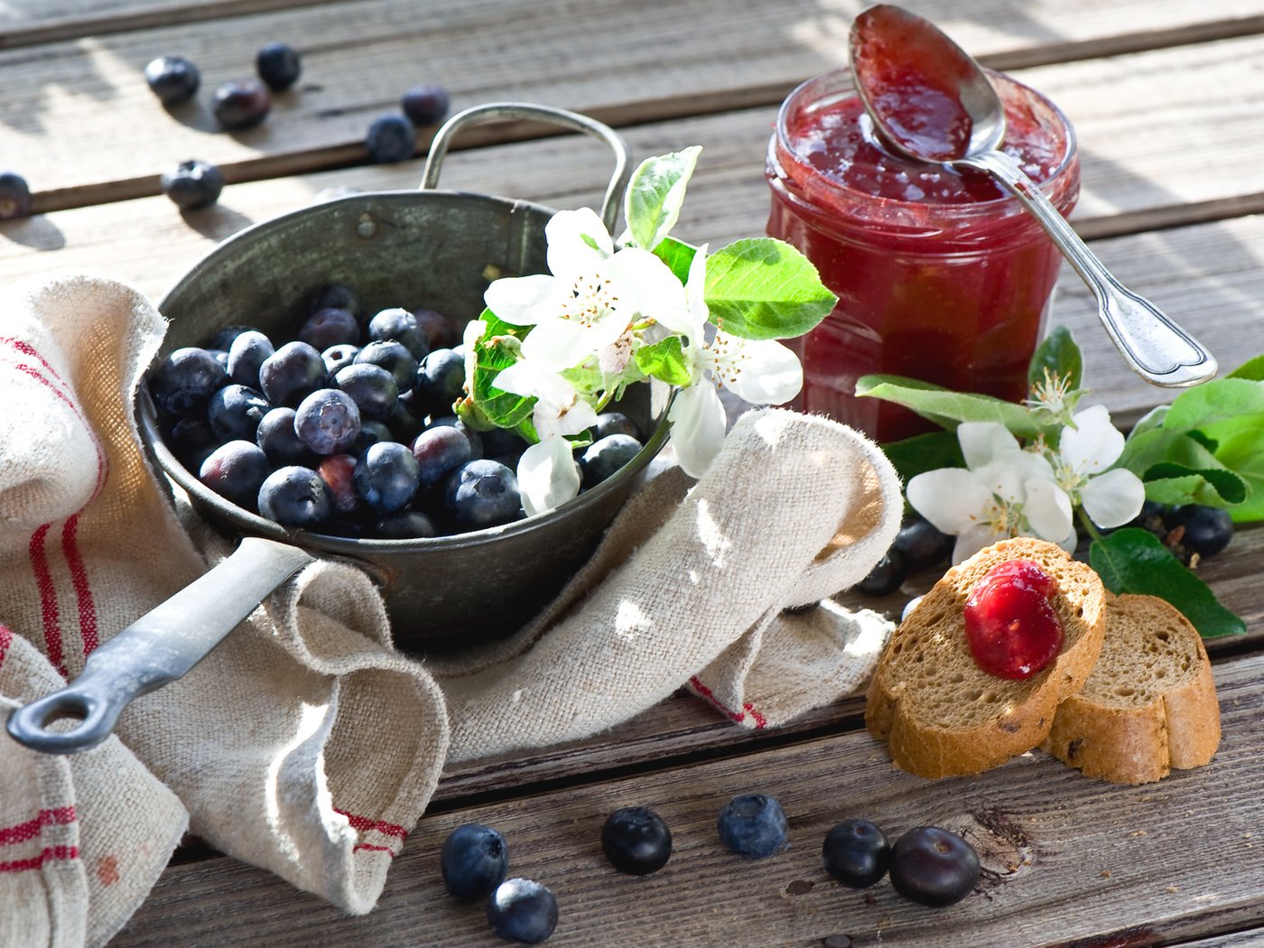 Обои цветы, джем, ягоды, черника, завтрак, веточки, breakfast with berries and jam, flowers, jam, berries, blueberries, breakfast, twigs разрешение 2000x1321 Загрузить