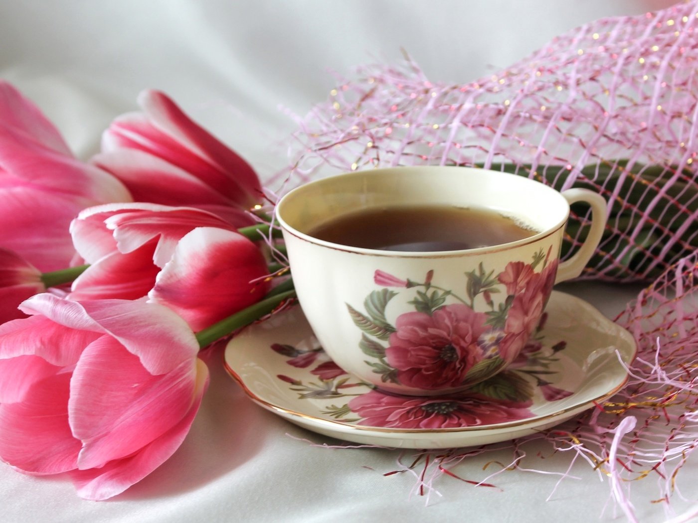 Обои розовый, тюльпаны, чашка, чай, pink, tulips, cup, tea разрешение 2200x1285 Загрузить