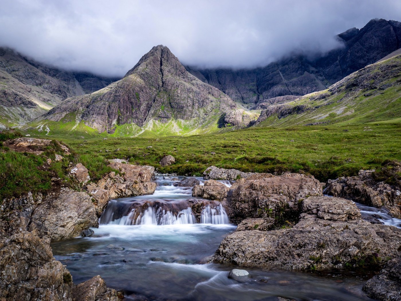 Обои трава, fairy pools, облака, горы, камни, ручей, туман, водопад, шотландия, grass, clouds, mountains, stones, stream, fog, waterfall, scotland разрешение 4495x3000 Загрузить