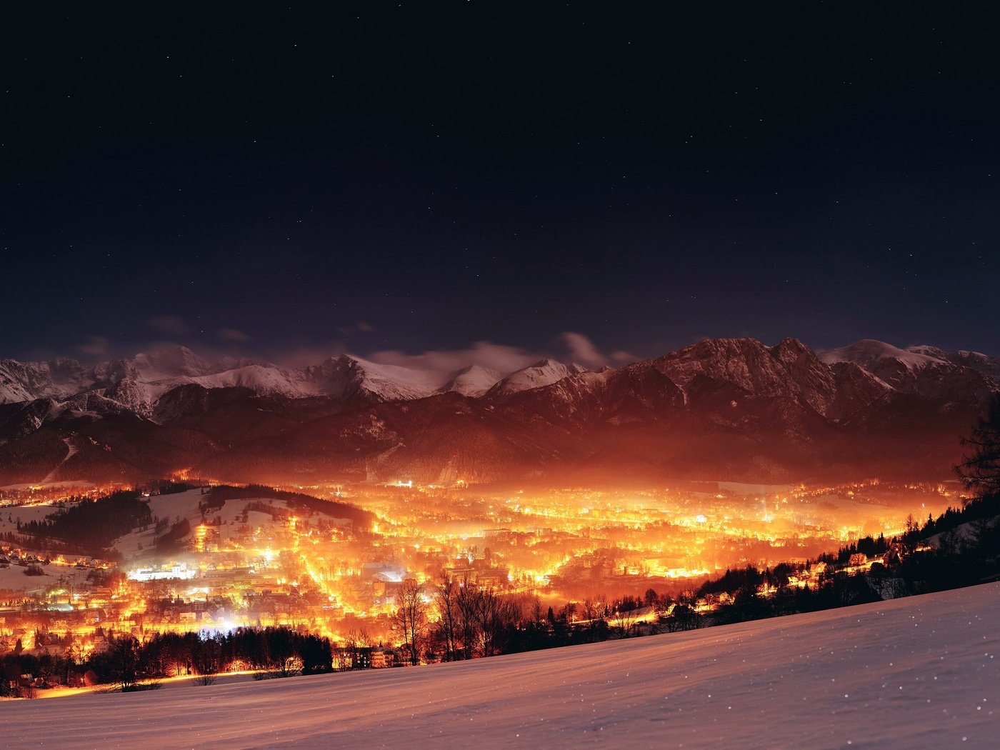 Обои ночь, закопане, огни, горы, снег, зима, город, дома, польша, night, zakopane, lights, mountains, snow, winter, the city, home, poland разрешение 3840x2160 Загрузить