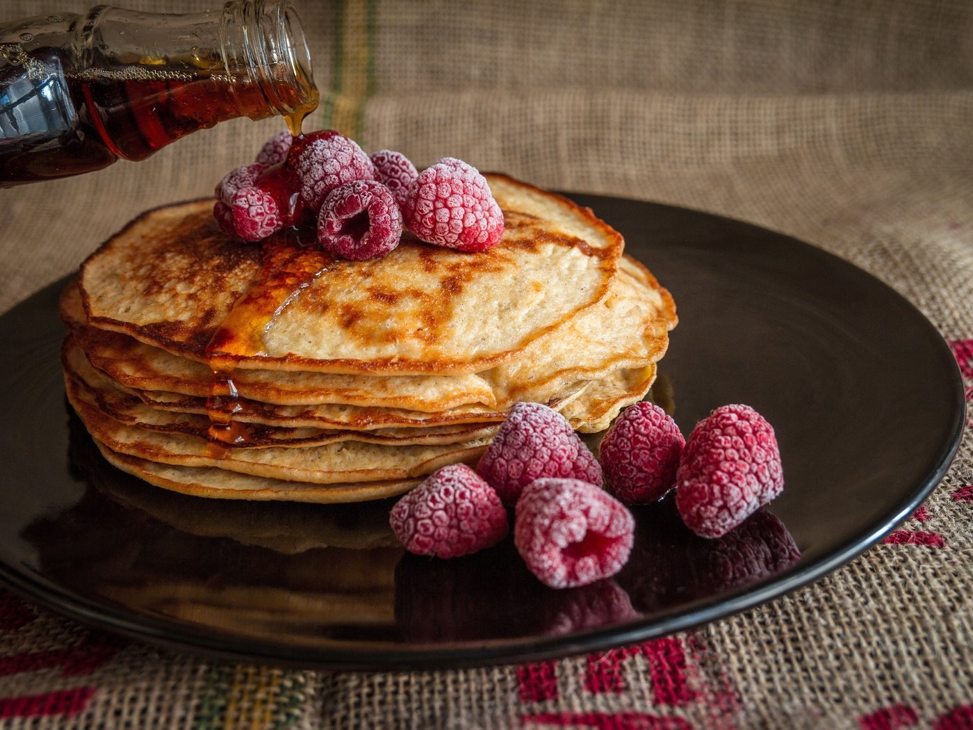 Обои малина, ягоды, блинчики, блины, сироп, raspberry, berries, pancakes, syrup разрешение 5184x3262 Загрузить