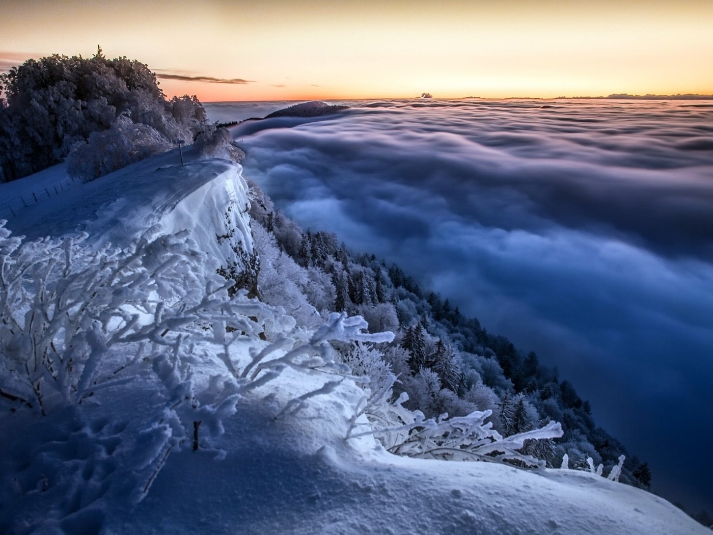 Обои облака, деревья, горы, снег, природа, зима, ветки, кусты, clouds, trees, mountains, snow, nature, winter, branches, the bushes разрешение 2048x1295 Загрузить