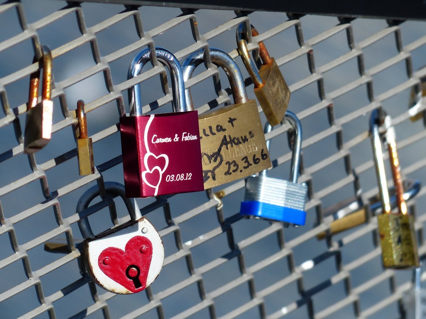 Обои замок, забор, сетка, символ, любовь, решетка, замки, castle, the fence, mesh, symbol, love, grille, locks разрешение 4000x3000 Загрузить