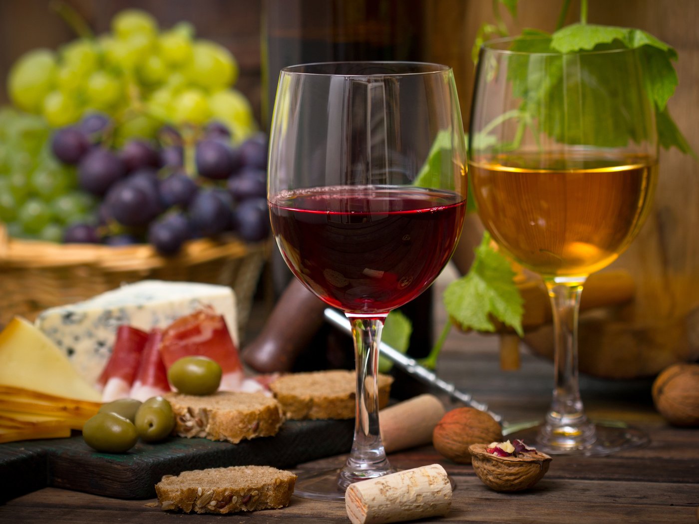 Обои орехи, виноград, сыр, хлеб, вино, бокалы, nuts, grapes, cheese, bread, wine, glasses разрешение 3840x2400 Загрузить