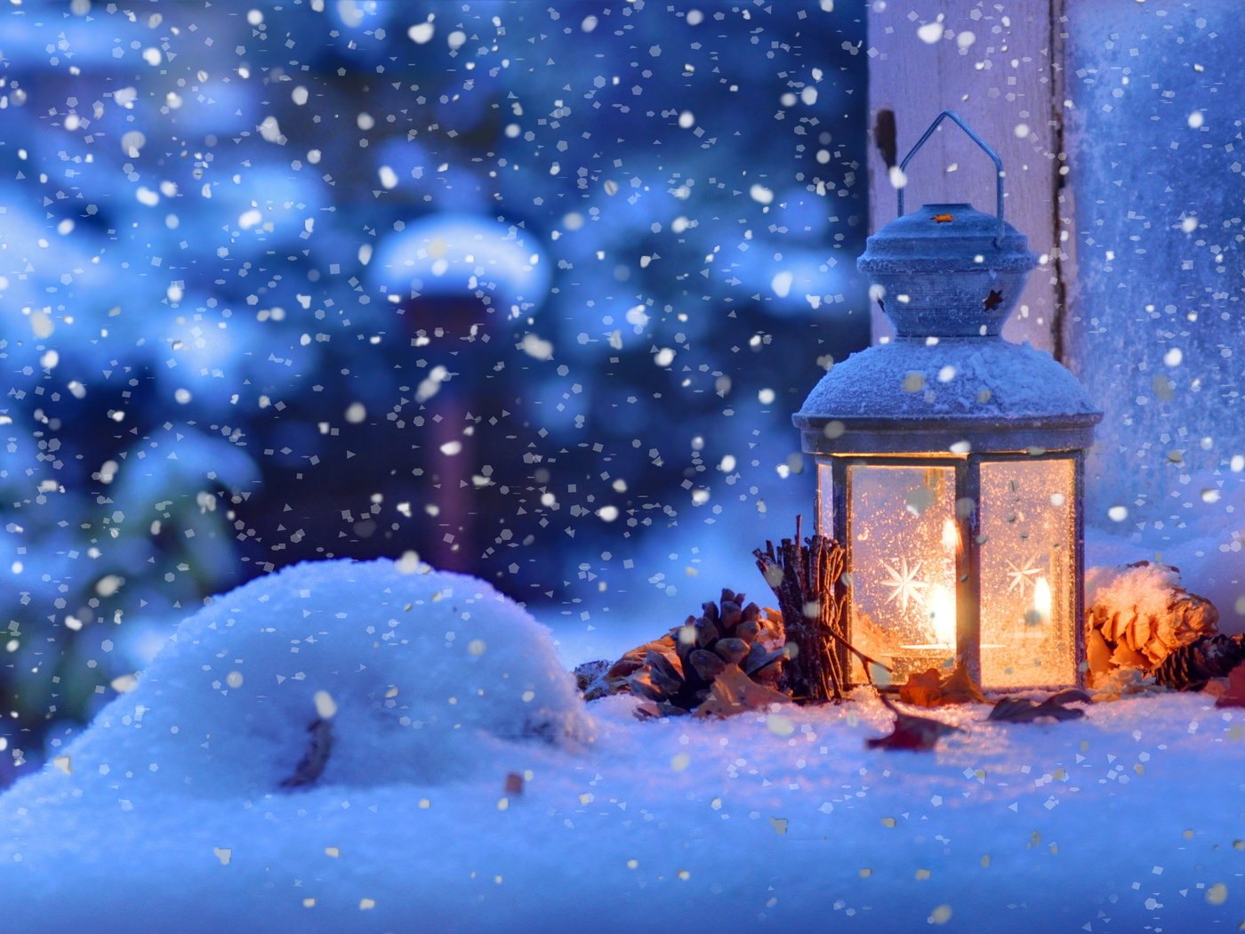 Обои свет, фонарик, снег, зима, фонарь, свеча, рождество, шишки, боке, light, flashlight, snow, winter, lantern, candle, christmas, bumps, bokeh разрешение 4287x2847 Загрузить