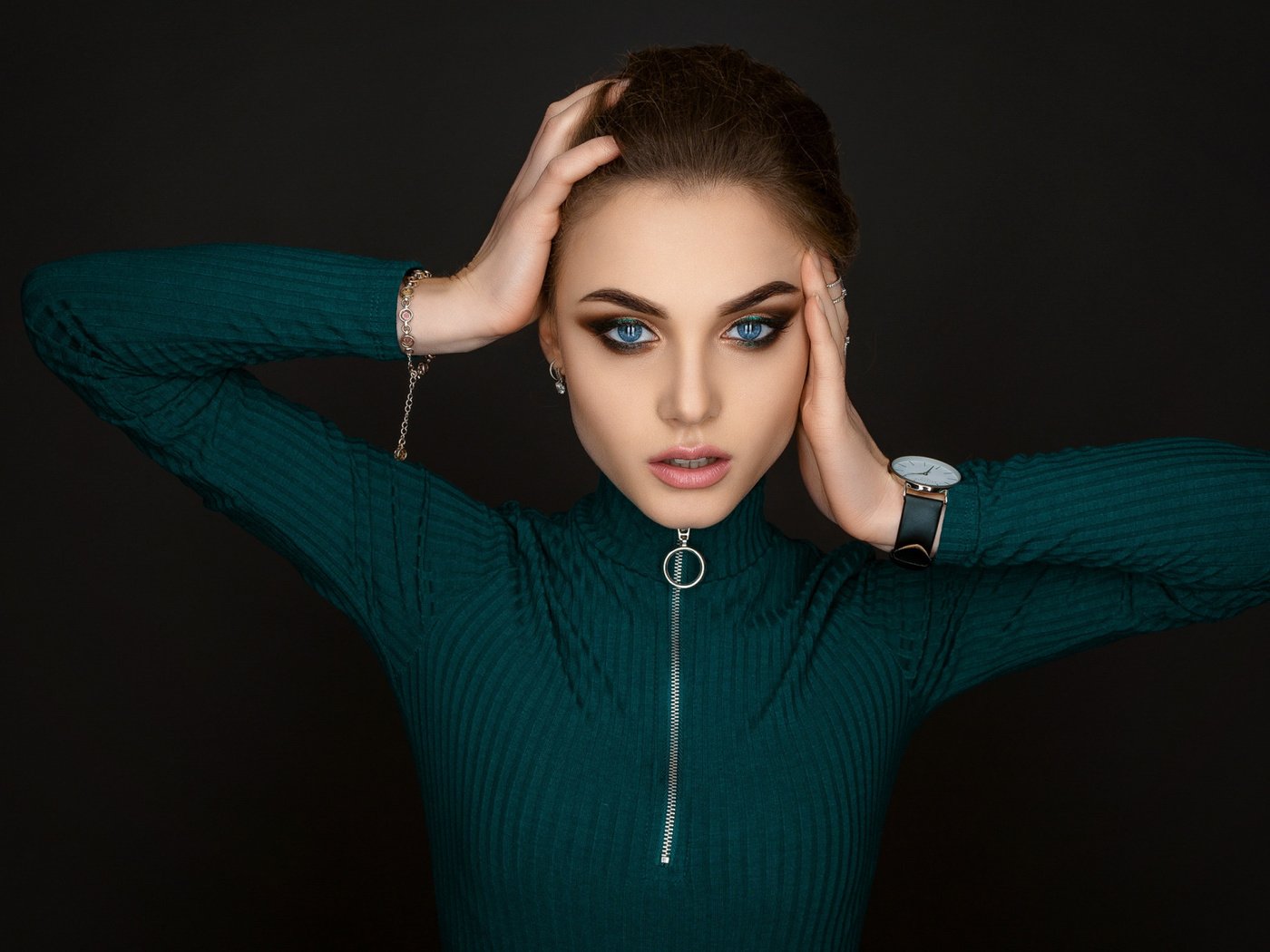 Обои глаза, девушка, поза, часы, лицо, кофта, макияж, красивая, eyes, girl, pose, watch, face, jacket, makeup, beautiful разрешение 2112x1188 Загрузить