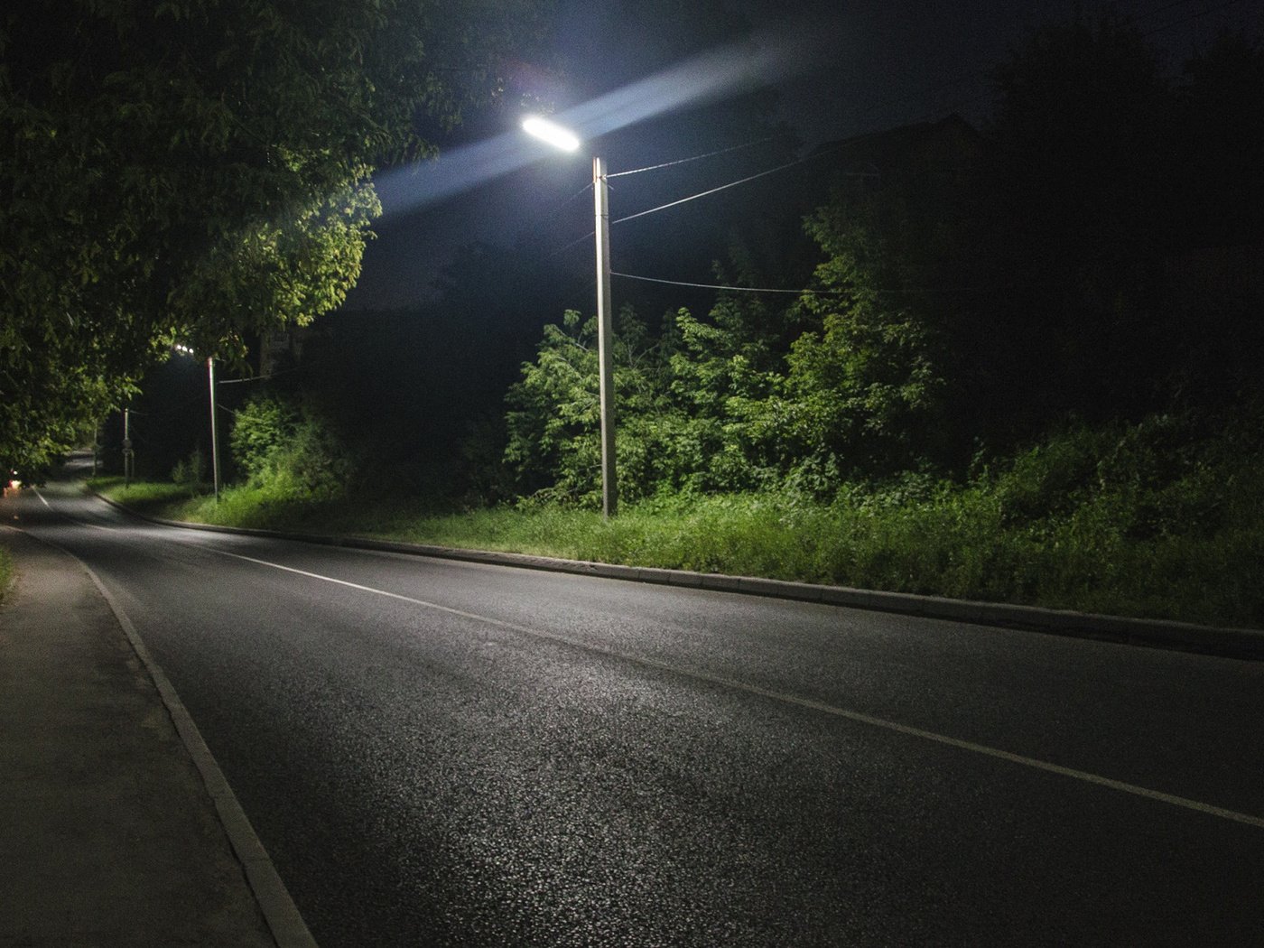 Обои дорога, ночь, фонарь, темный фон, асфальт, road, night, lantern, the dark background, asphalt разрешение 2112x1188 Загрузить