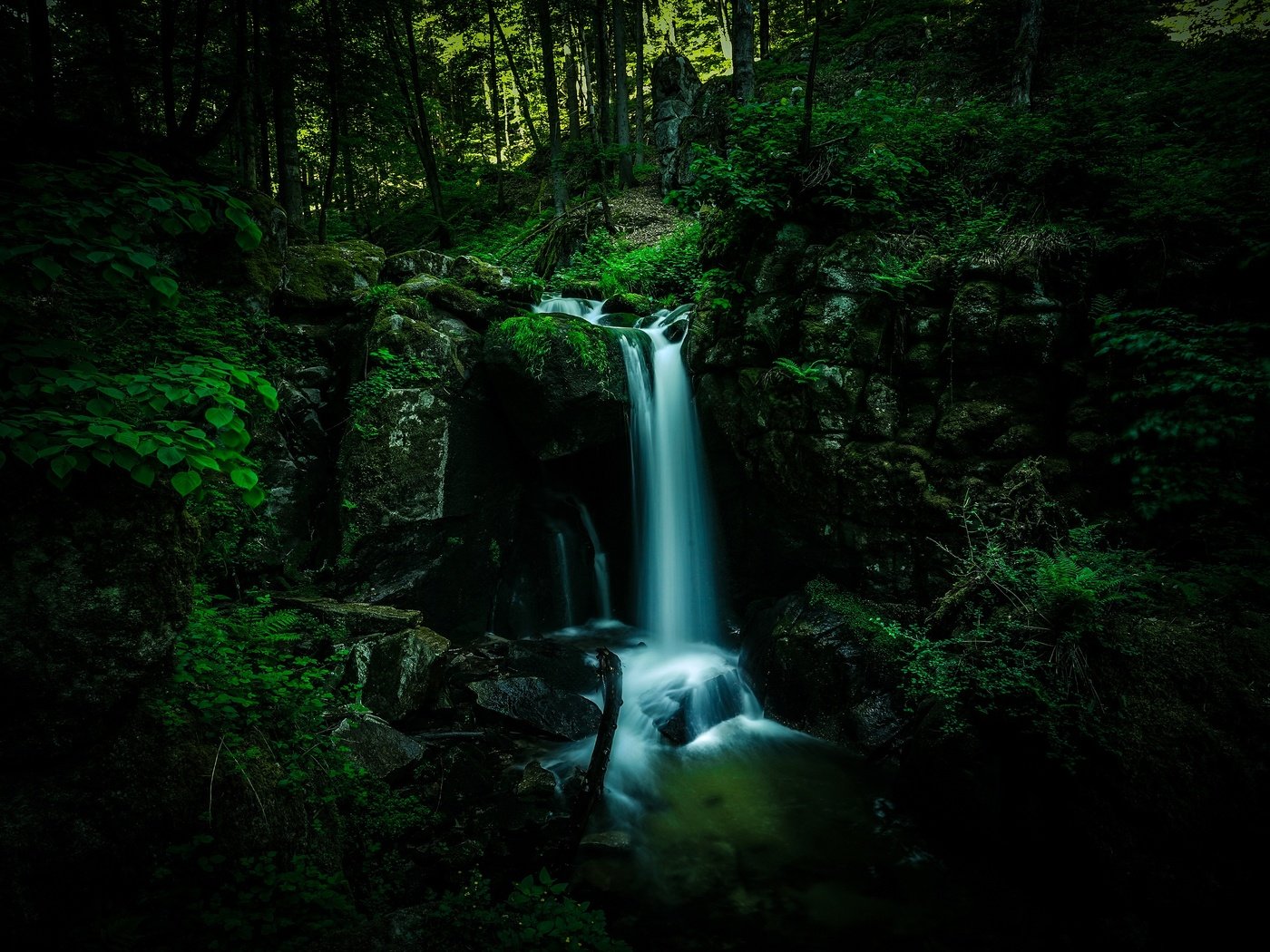 Обои камни, лес, водопад, темный фон, stones, forest, waterfall, the dark background разрешение 3840x2160 Загрузить