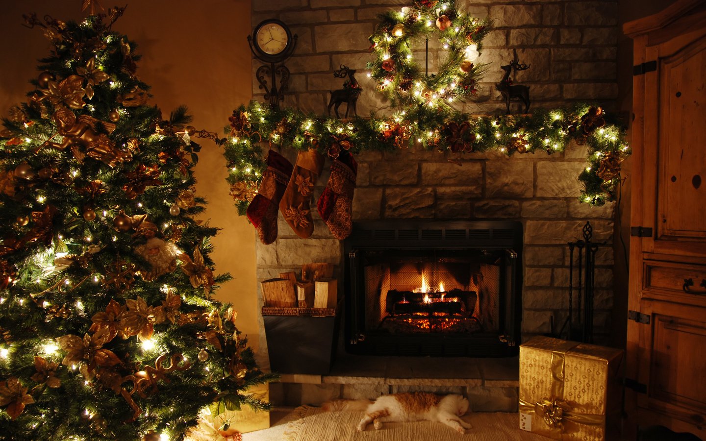 Обои елка, украшения, дом, камин, праздник, tree, decoration, house, fireplace, holiday разрешение 1920x1200 Загрузить