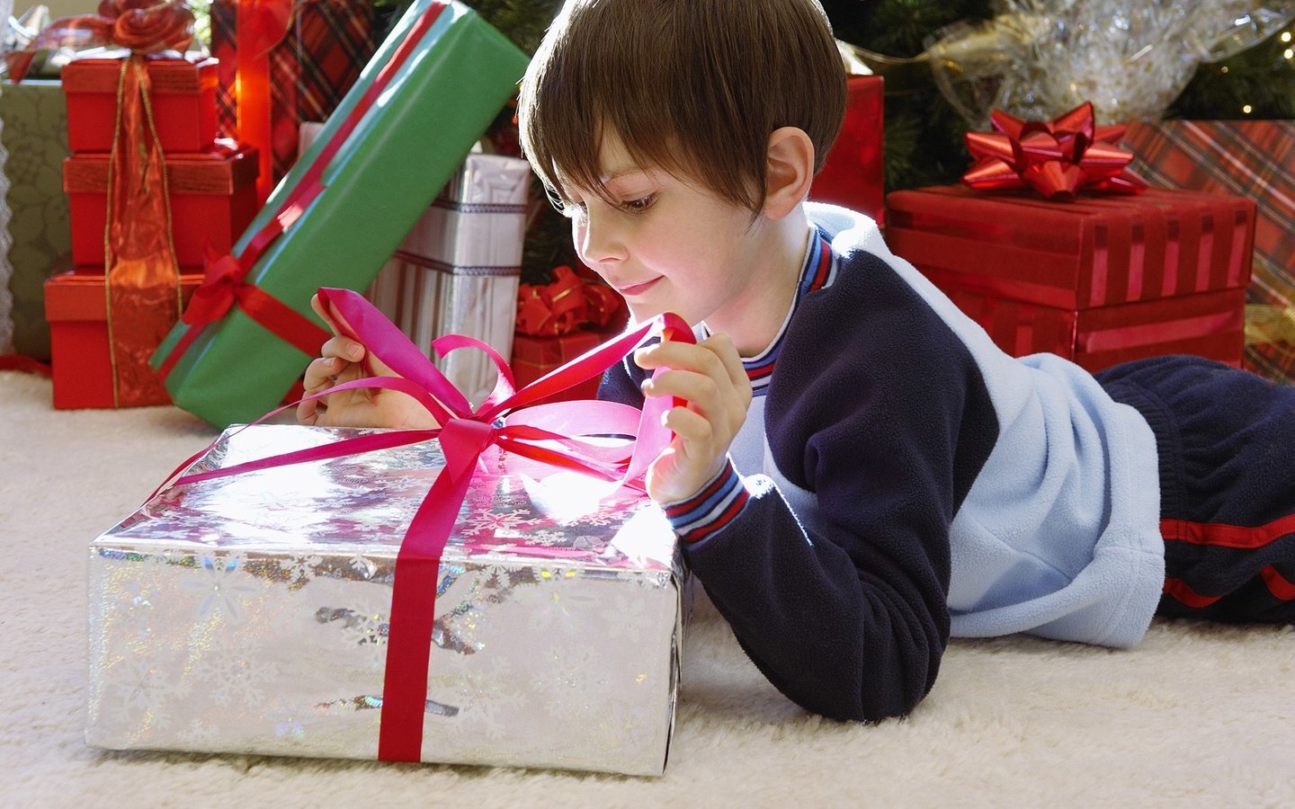 Обои новый год, зима, ребенок, мальчик, подарок, new year, winter, child, boy, gift разрешение 1920x1200 Загрузить