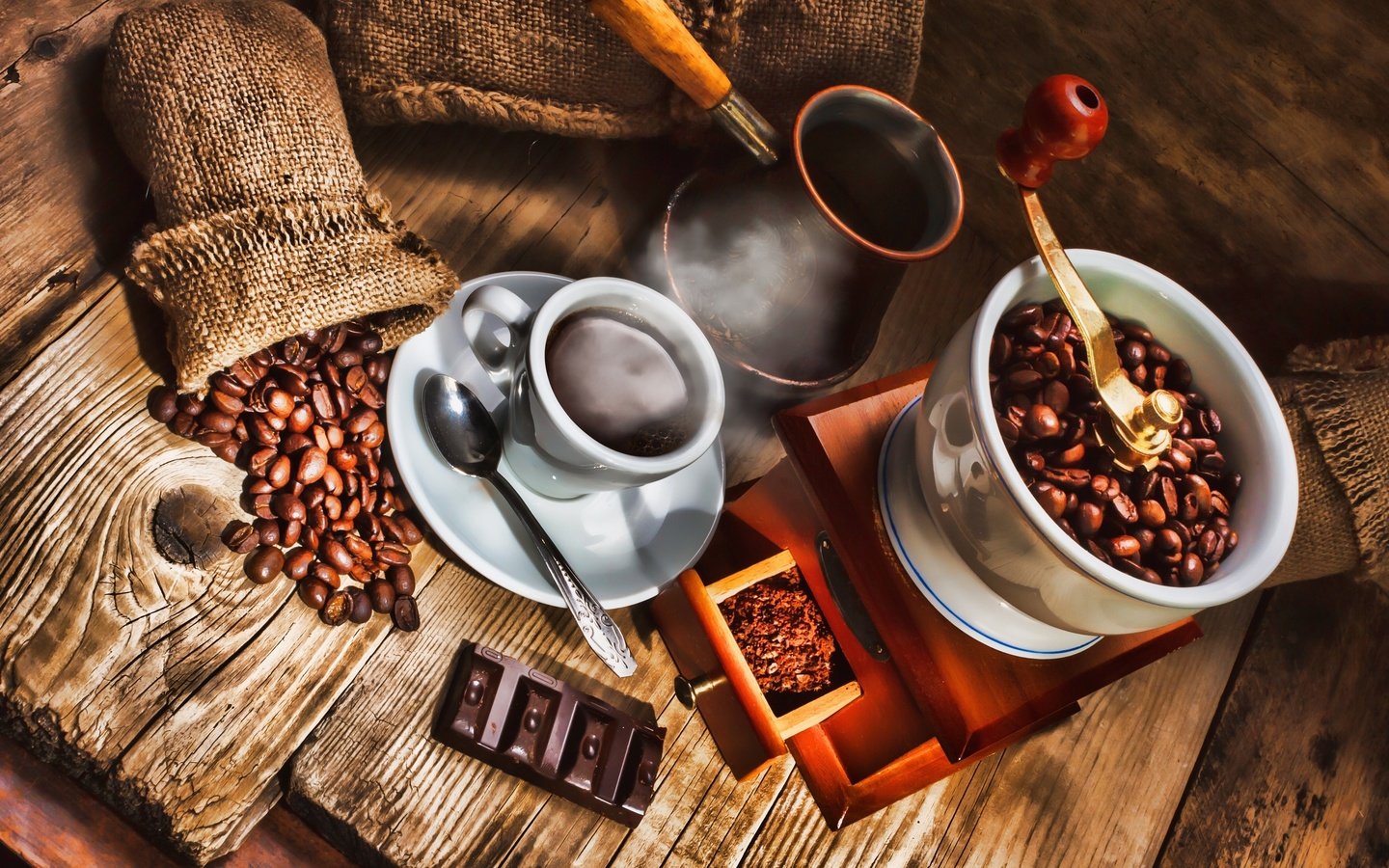 Обои кофе, шоколад, кофейные зерна, турка, кофемолка, coffee, chocolate, coffee beans, turk, coffee grinder разрешение 2560x1600 Загрузить