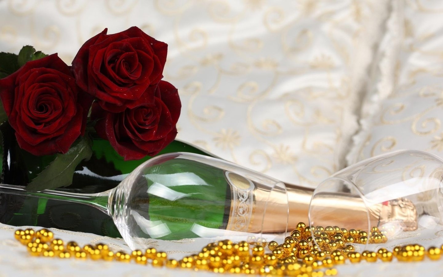 Обои цветы, розы, бусы, бокалы, шампанское, flowers, roses, beads, glasses, champagne разрешение 1920x1080 Загрузить