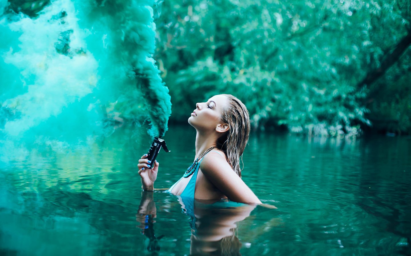 Обои вода, река, девушка, дым, water, river, girl, smoke разрешение 2048x1365 Загрузить