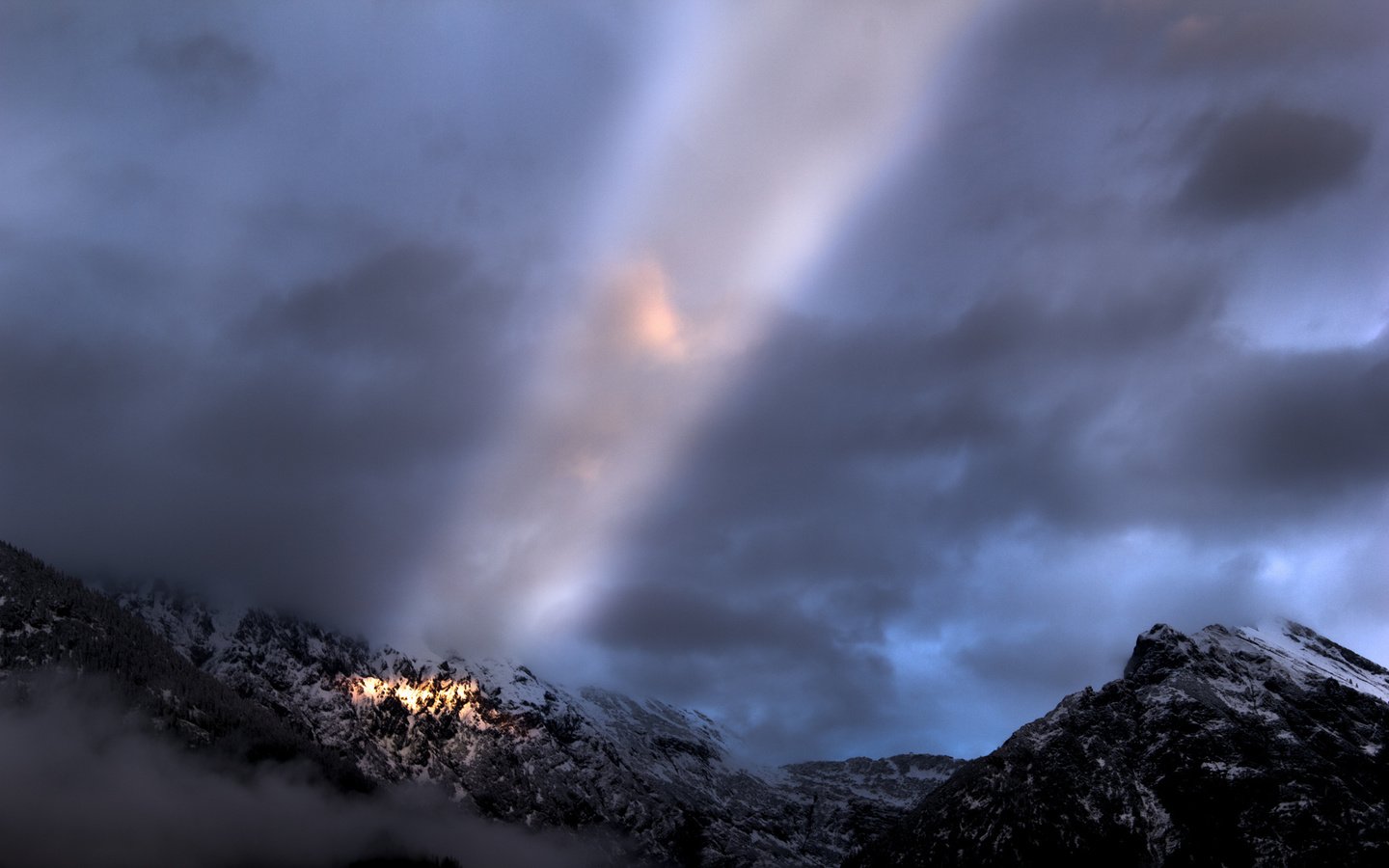 Обои небо, горы, снег, тучи, луч, просвет, the sky, mountains, snow, clouds, ray, clearance разрешение 1920x1200 Загрузить