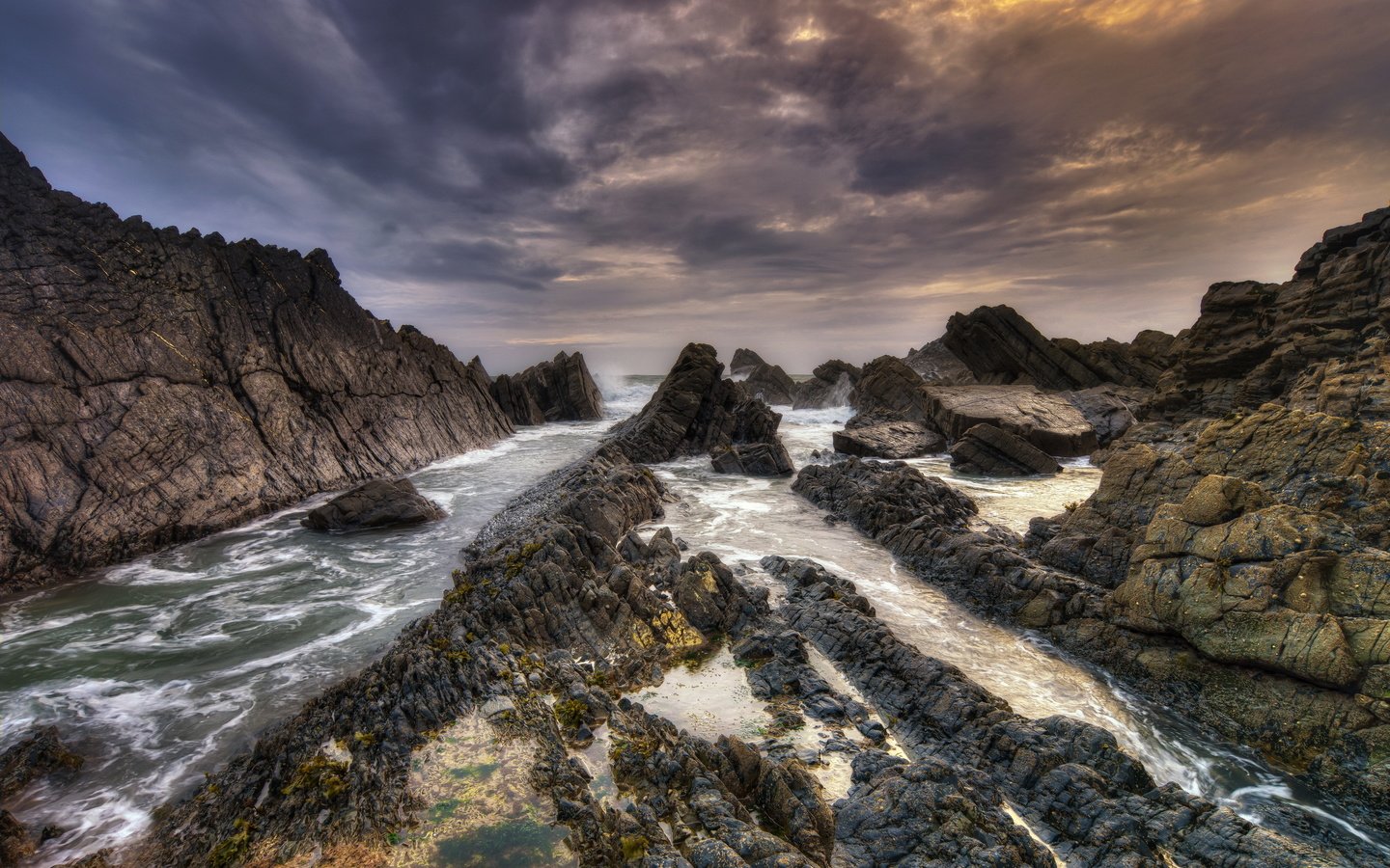 Обои небо, облака, скалы, камни, море, пляж, побережье, the sky, clouds, rocks, stones, sea, beach, coast разрешение 2560x1706 Загрузить