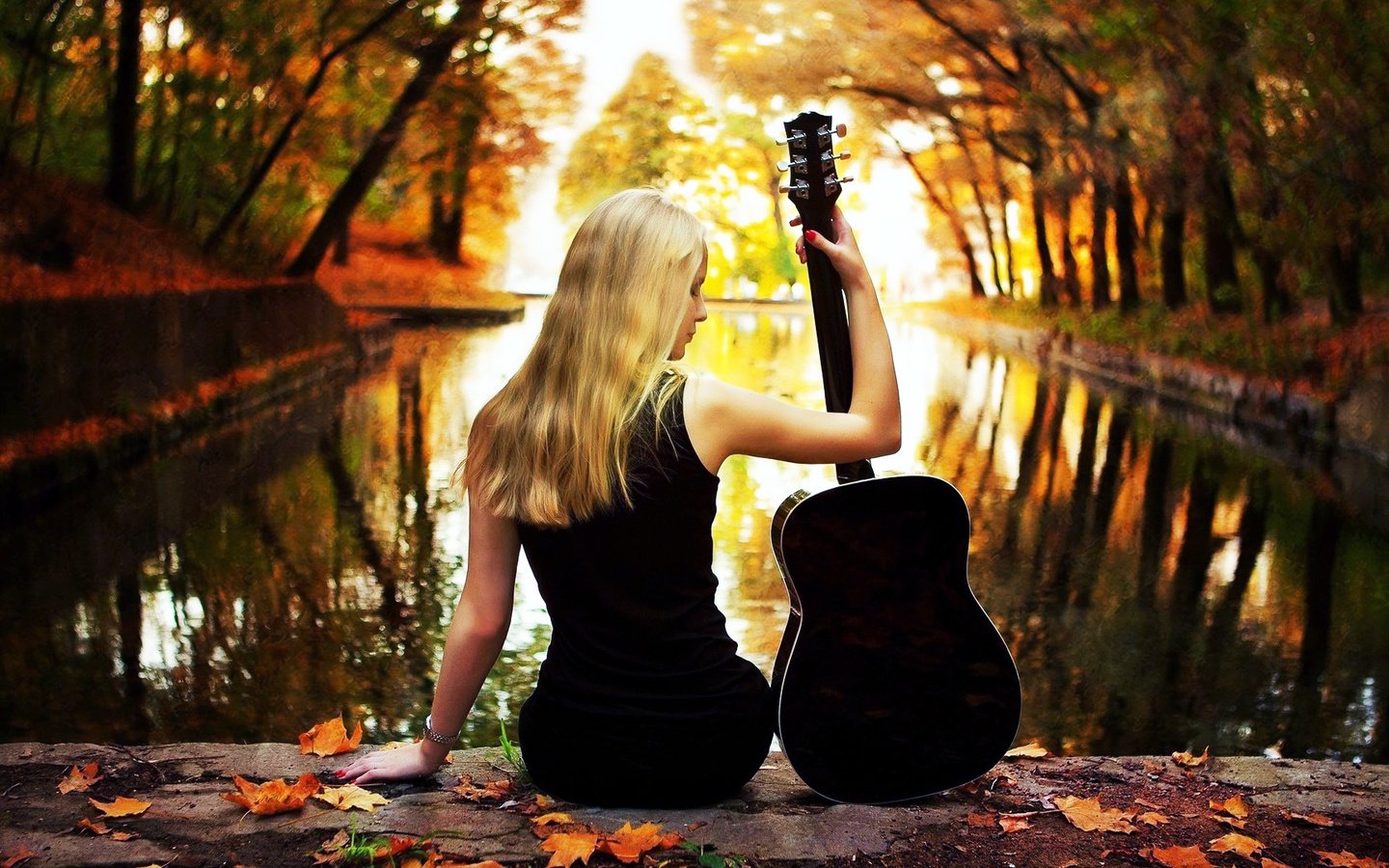 Обои листья, девушка, блондинка, гитара, осень, пруд, спиной, leaves, girl, blonde, guitar, autumn, pond, back разрешение 1920x1080 Загрузить