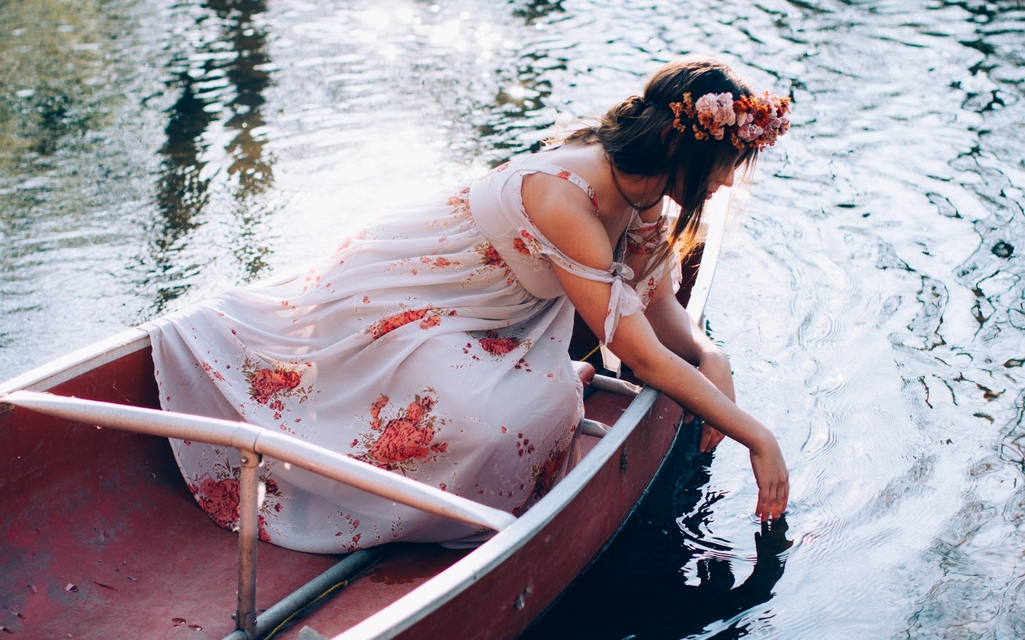 Обои вода, девушка, настроение, платье, поза, лодка, профиль, венок, water, girl, mood, dress, pose, boat, profile, wreath разрешение 2880x1920 Загрузить