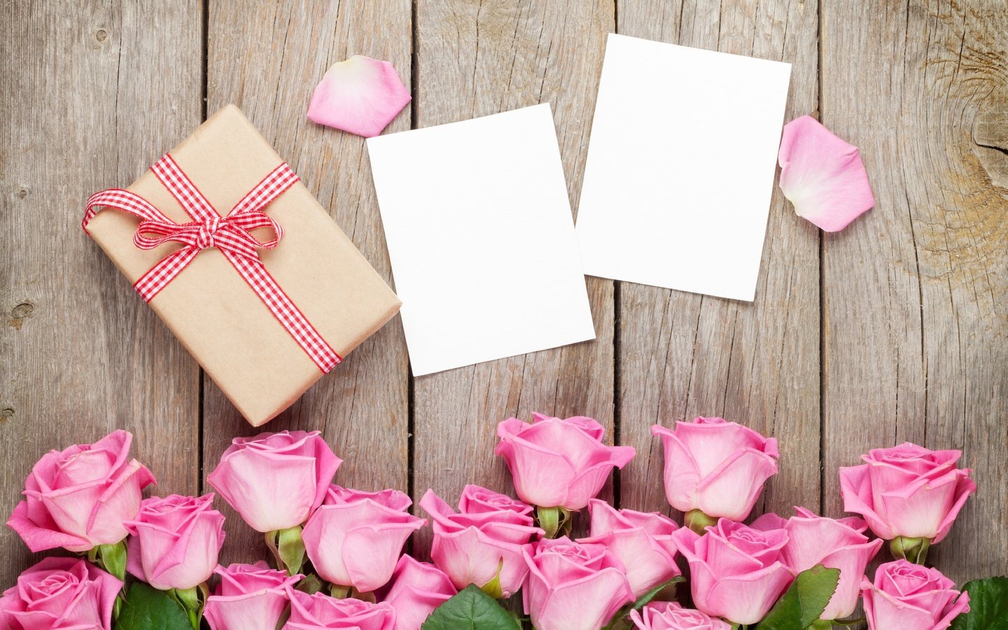 Обои розы, лепестки, букет, подарок, коробка, день святого валентина, розовые розы, открытки, roses, petals, bouquet, gift, box, valentine's day, pink roses, cards разрешение 2753x1920 Загрузить