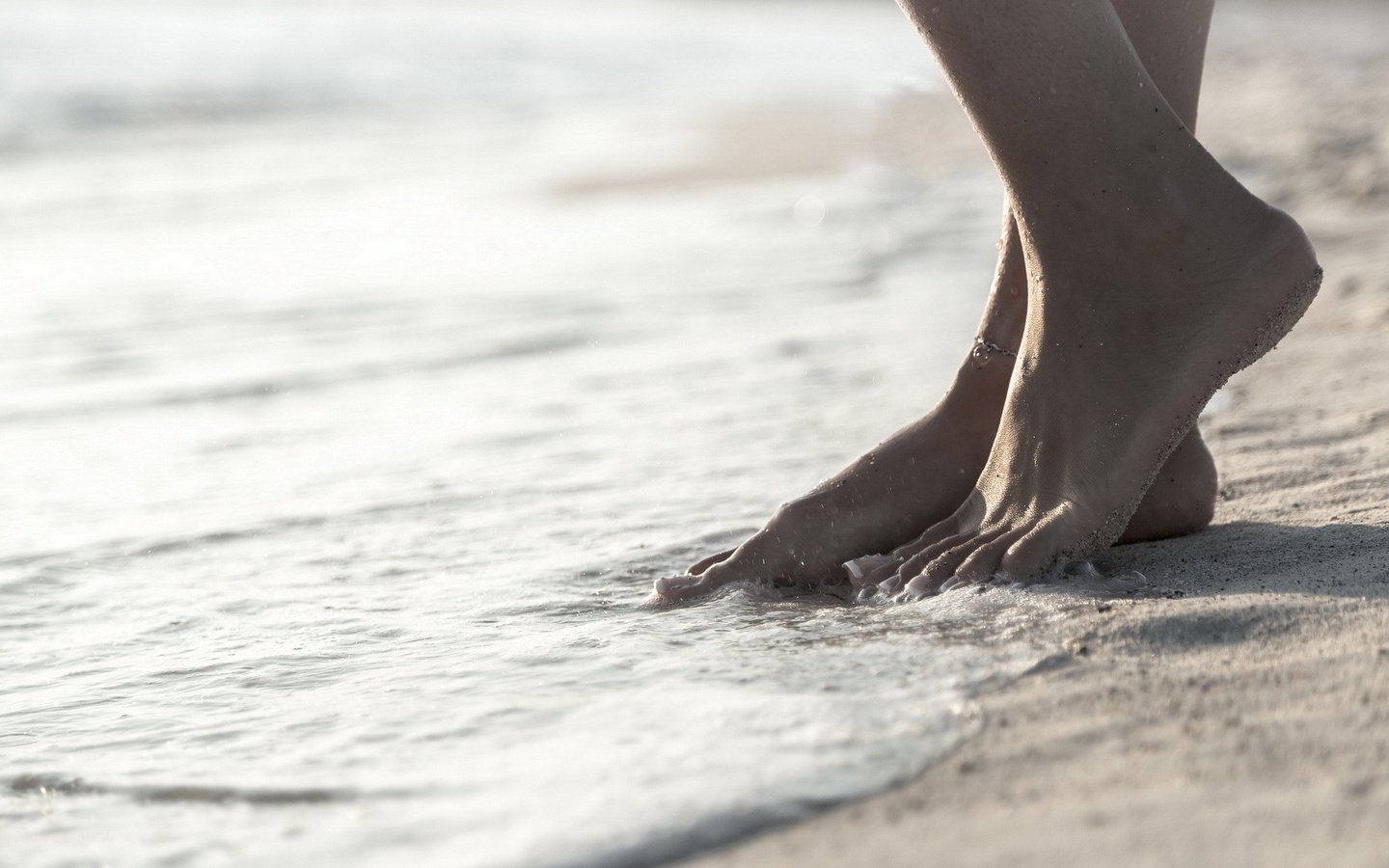 Обои море, песок, пляж, ноги, браслет, прилив, sea, sand, beach, feet, bracelet, tide разрешение 1920x1280 Загрузить