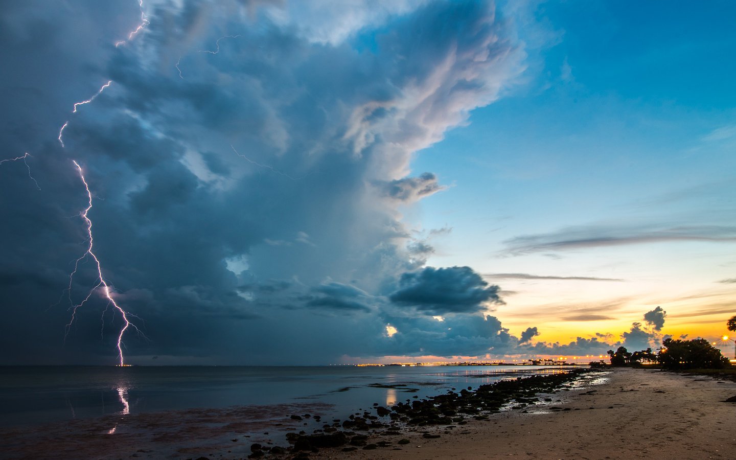 Обои небо, облака, молния, пляж, океан, гроза, the sky, clouds, lightning, beach, the ocean, the storm разрешение 3840x2160 Загрузить