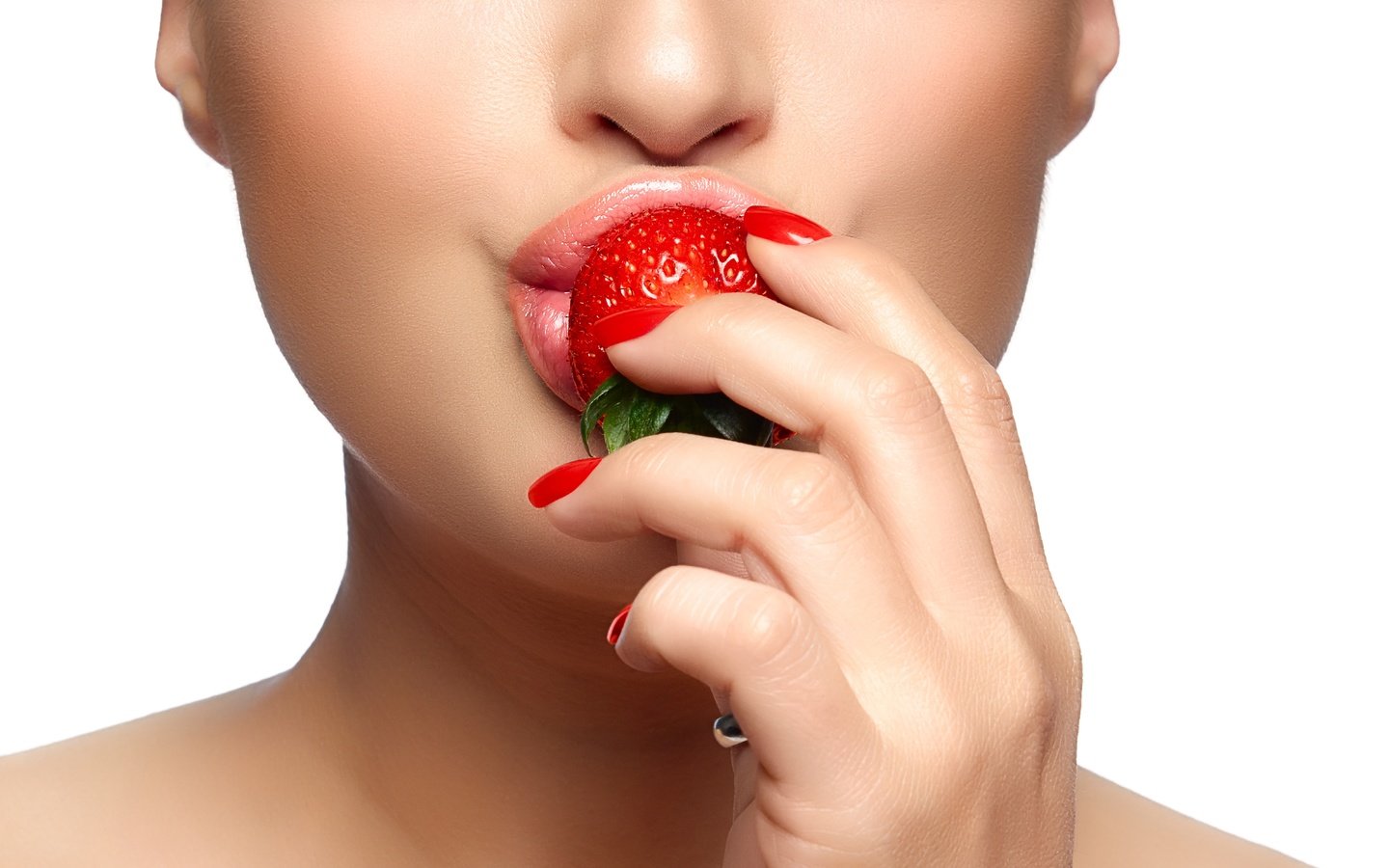 Обои рука, девушка, фон, клубника, губы, лицо, hand, girl, background, strawberry, lips, face разрешение 8000x5277 Загрузить