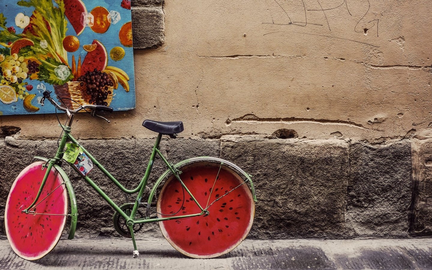 Обои винтаж, диски, ретро, фрукты, улица, арбуз, живопись, велосипед, бетон, vintage, drives, retro, fruit, street, watermelon, painting, bike, concrete разрешение 1920x1200 Загрузить