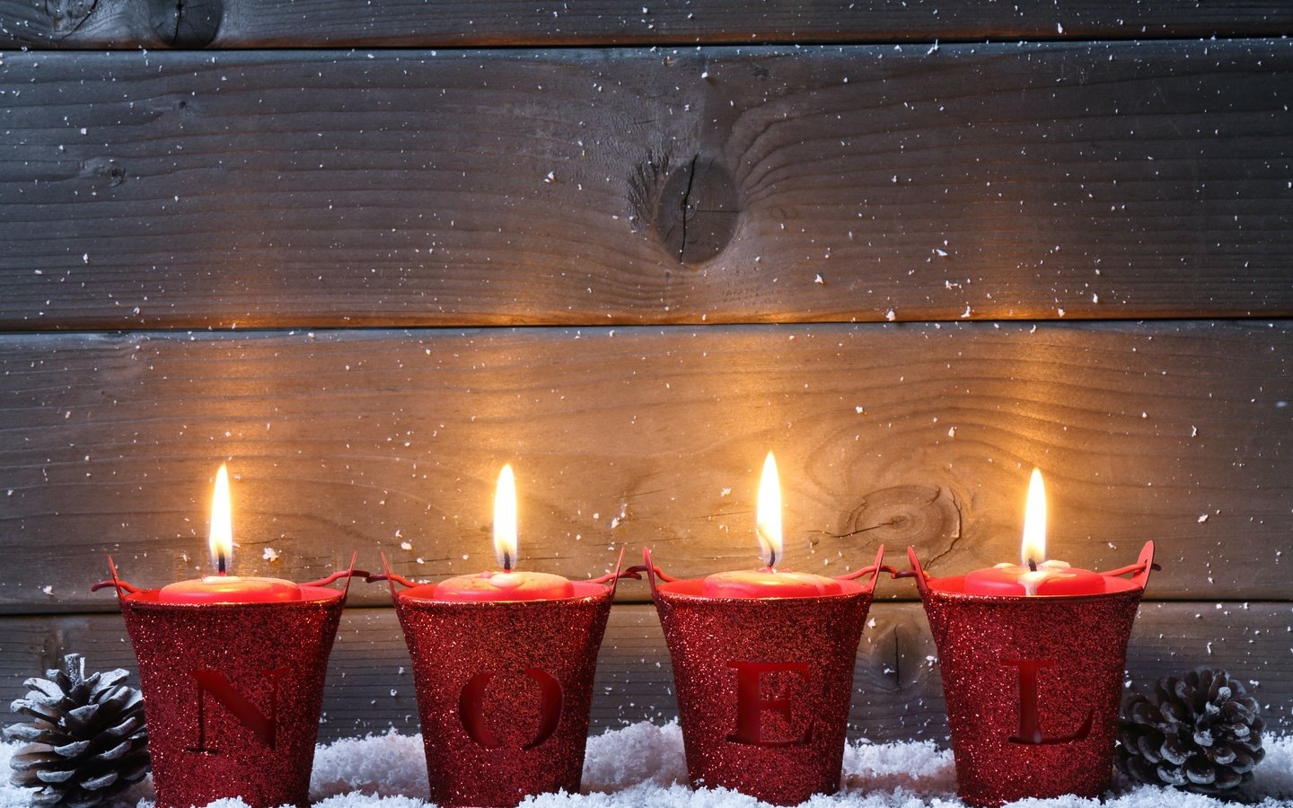 Обои снег, свечи, новый год, рождество, шишки, декор, деревянная поверхность, snow, candles, new year, christmas, bumps, decor, wooden surface разрешение 2880x1800 Загрузить