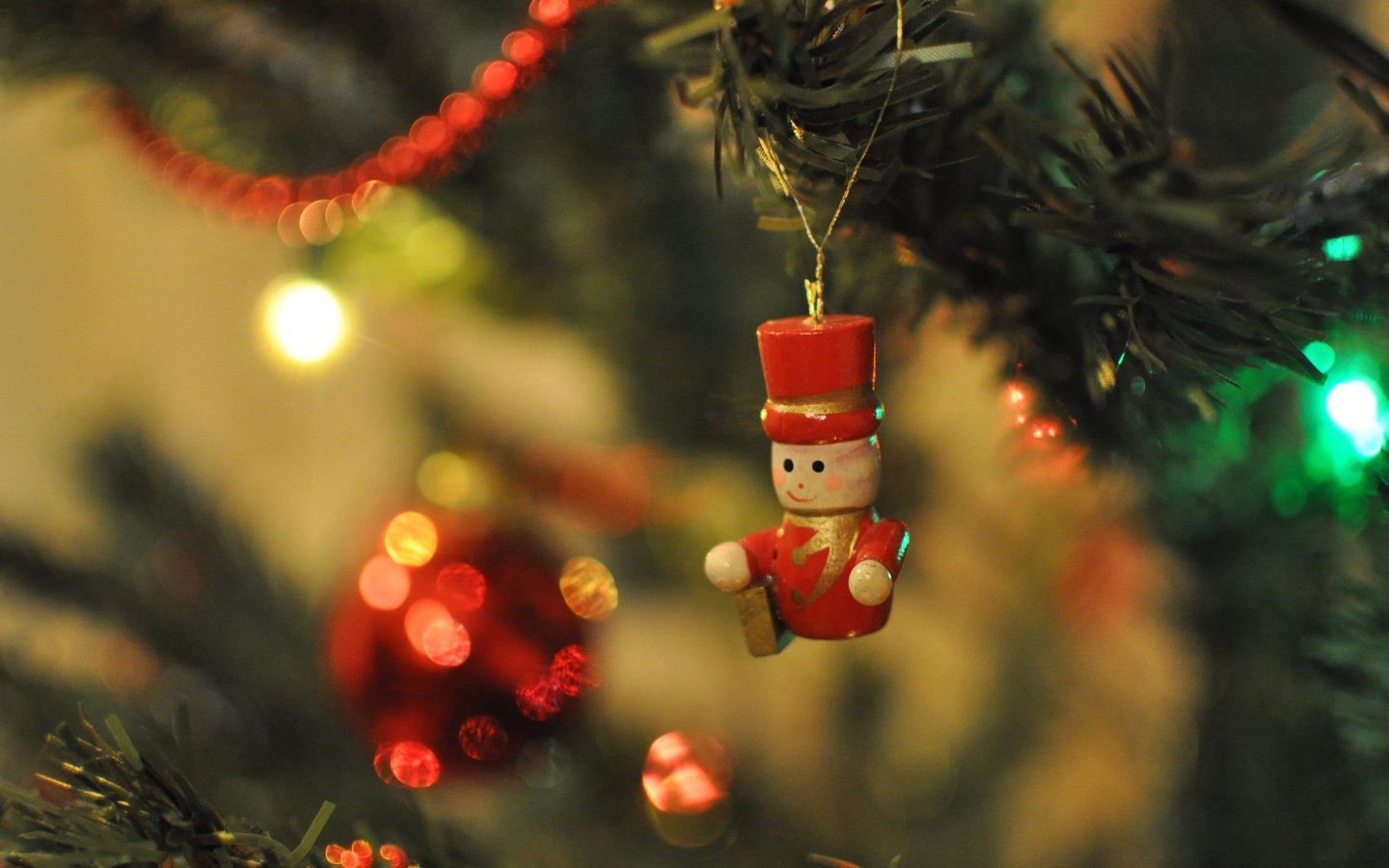 Обои новый год, елка, украшения, игрушка, рождество, фигурка, new year, tree, decoration, toy, christmas, figure разрешение 2880x1800 Загрузить