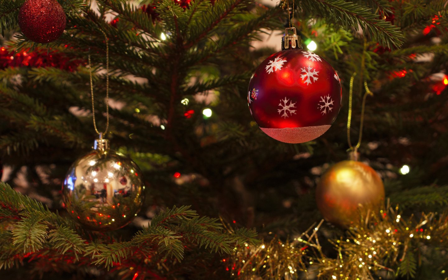 Обои новый год, елка, шары, рождество, елочные игрушки, мишура, new year, tree, balls, christmas, christmas decorations, tinsel разрешение 2880x1800 Загрузить