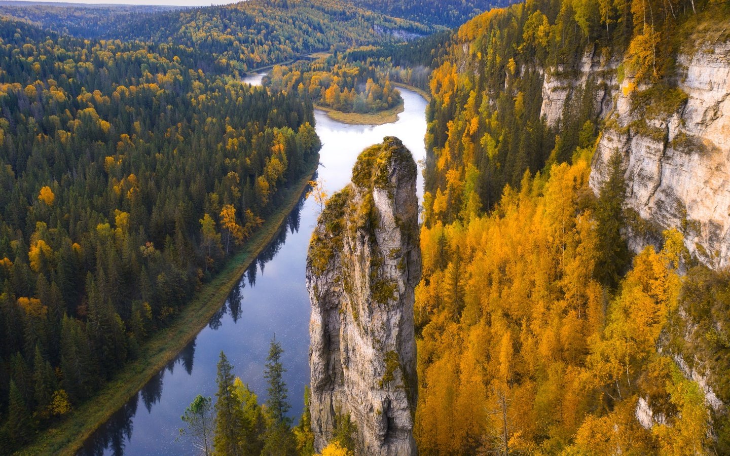 Обои деревья, река, скалы, лес, осень, россия, trees, river, rocks, forest, autumn, russia разрешение 2000x1164 Загрузить