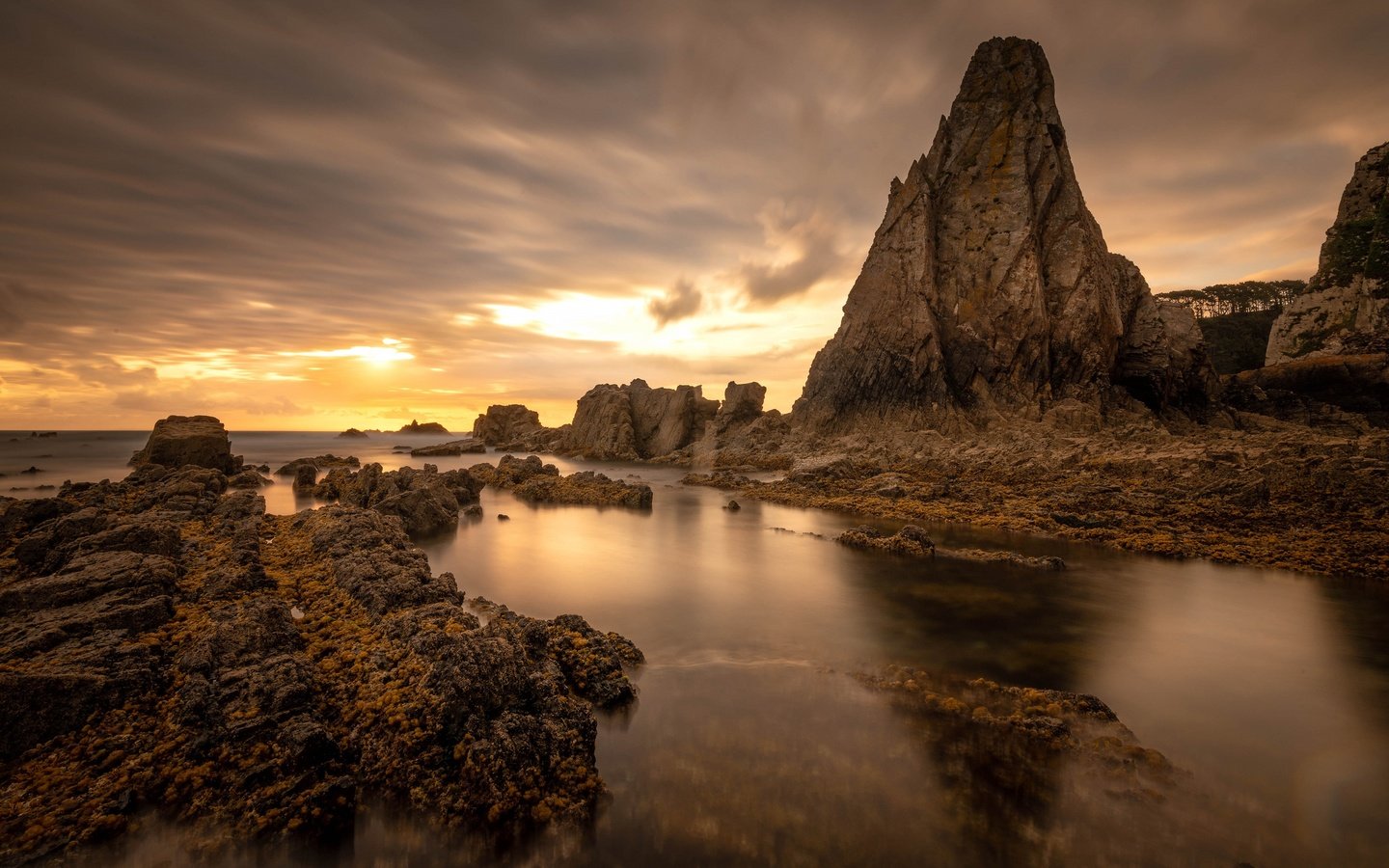 Обои небо, облака, скалы, камни, берег, закат, море, the sky, clouds, rocks, stones, shore, sunset, sea разрешение 3840x2160 Загрузить