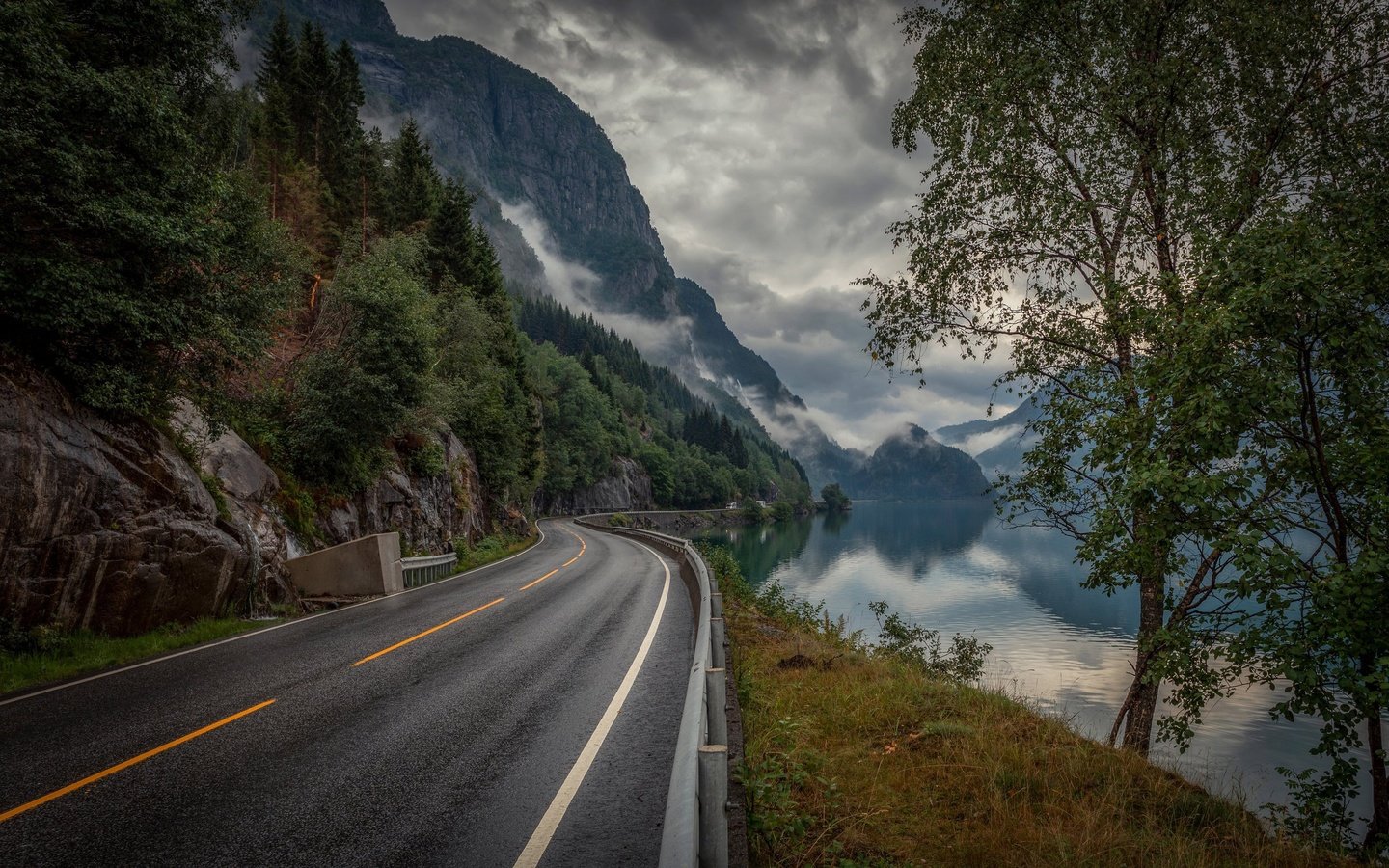 Обои дорога, деревья, озеро, горы, норвегия, road, trees, lake, mountains, norway разрешение 2448x1500 Загрузить