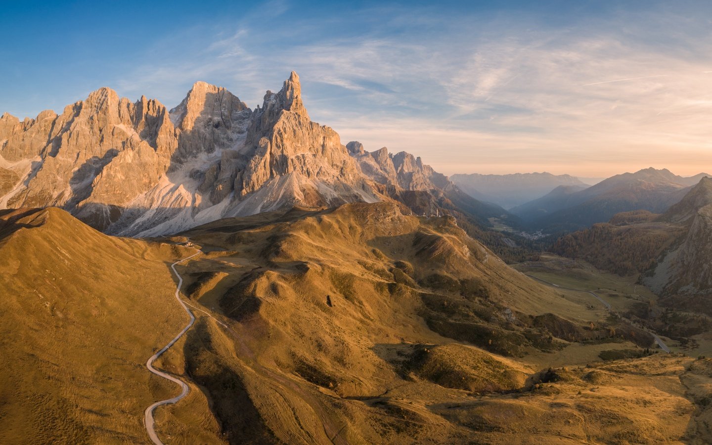 Обои свет, горы, утро, панорама, вершины, склоны, доломиты, light, mountains, morning, panorama, tops, the slopes, the dolomites разрешение 4653x2149 Загрузить